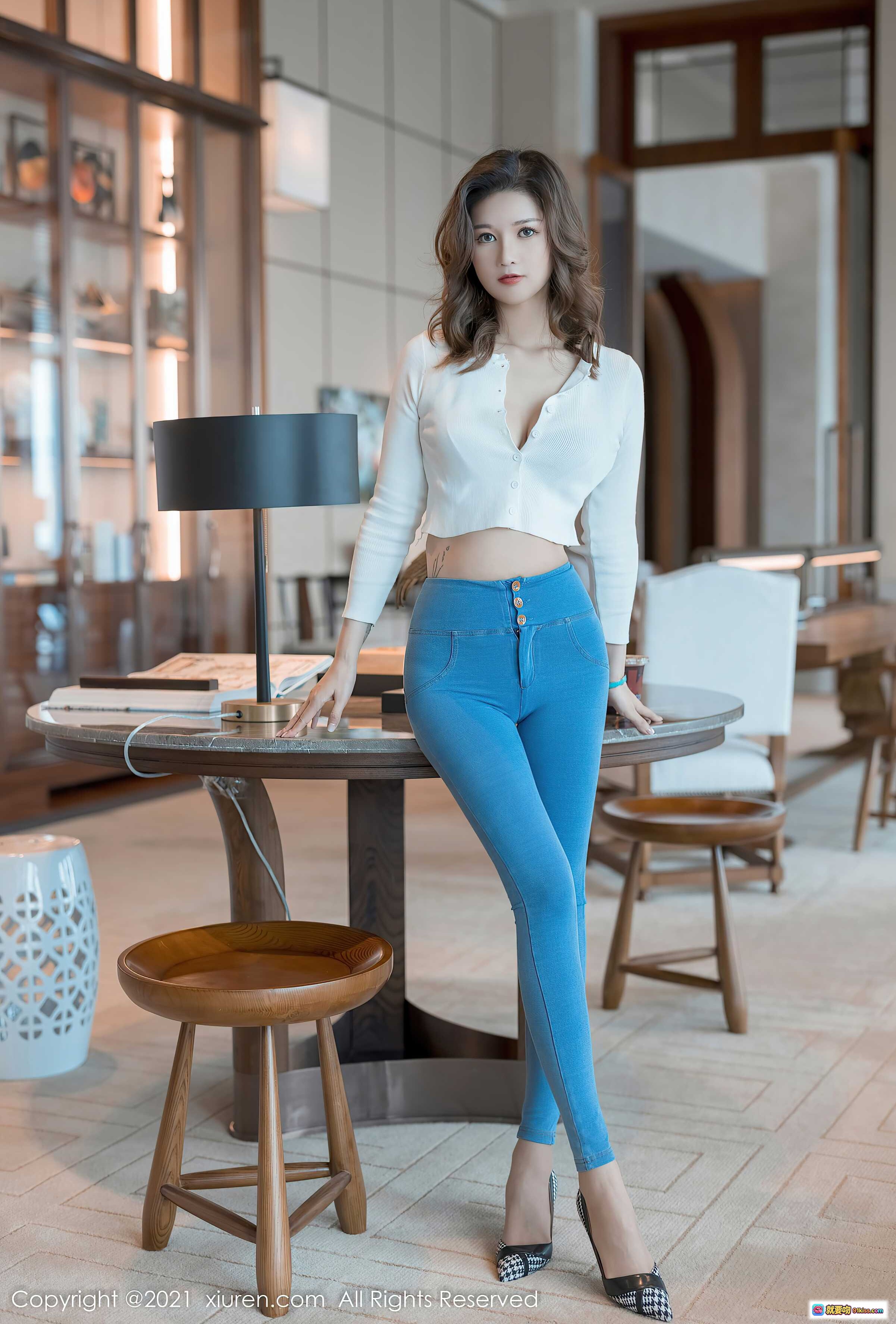 图片[1] - 文芮jeninfer性感美腿写真 | 白色短款上衣+蓝色紧身牛仔裤 | 室内优雅姿态 | XiuRen秀人网2021.12.09 NO.4318 - 就要吻