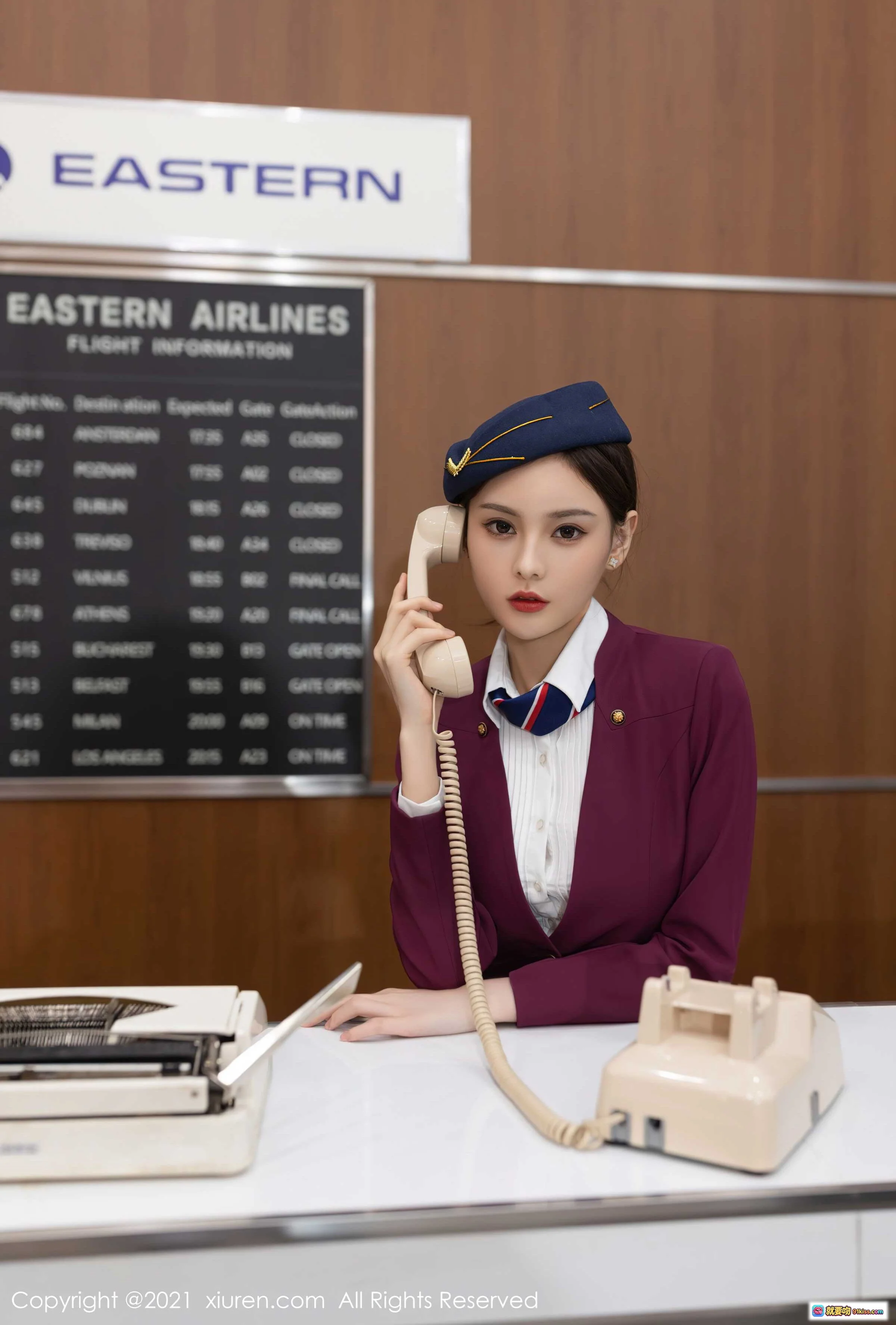 王心怡空姐制服写真 | 东方航空柜台服务场景 | 复古电话打字机道具 | 秀人网2021高清摄影 - 就要吻