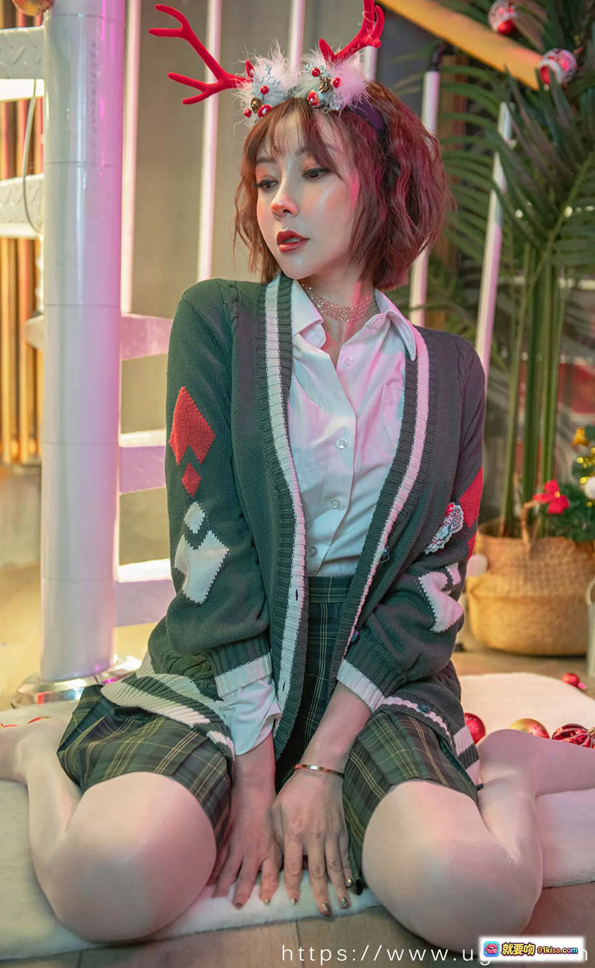 Ugirls尤果网爱尤物No.2243果儿圣诞鹿角写真 绿色针织开衫格纹短裙白丝美腿少女风室内摄影 - 就要吻