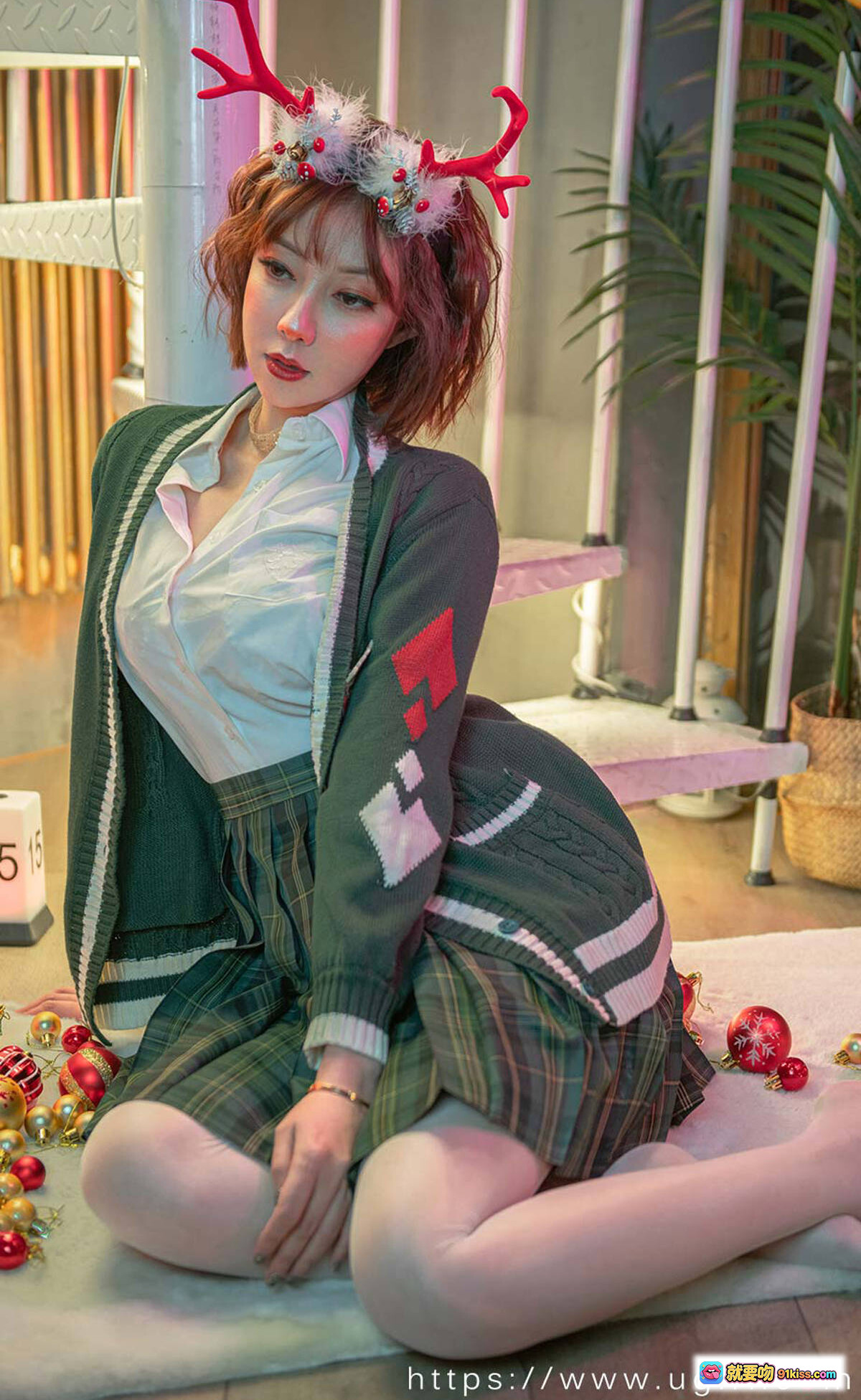 图片[2] - Ugirls尤果网爱尤物No.2243果儿圣诞鹿角写真 绿色针织开衫格纹短裙白丝美腿少女风室内摄影 - 就要吻