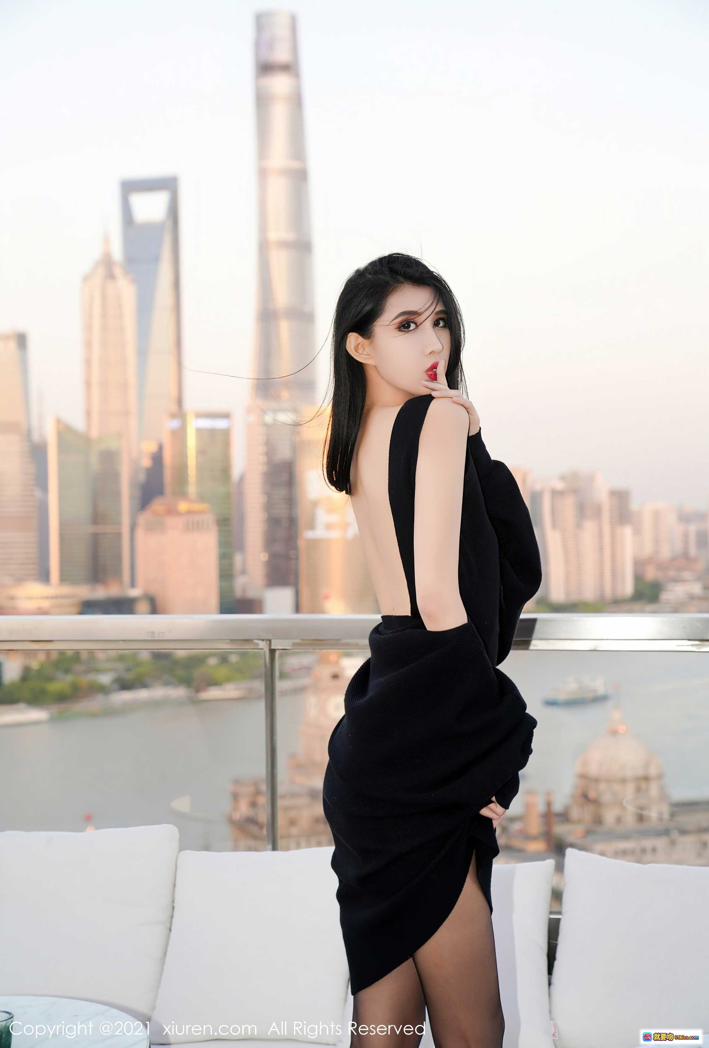 图片[2] - 葛征黑色露背连衣裙上海外滩天际线写真 – XIUREN秀人网2021.10.27 No.4124 高清美图 - 就要吻