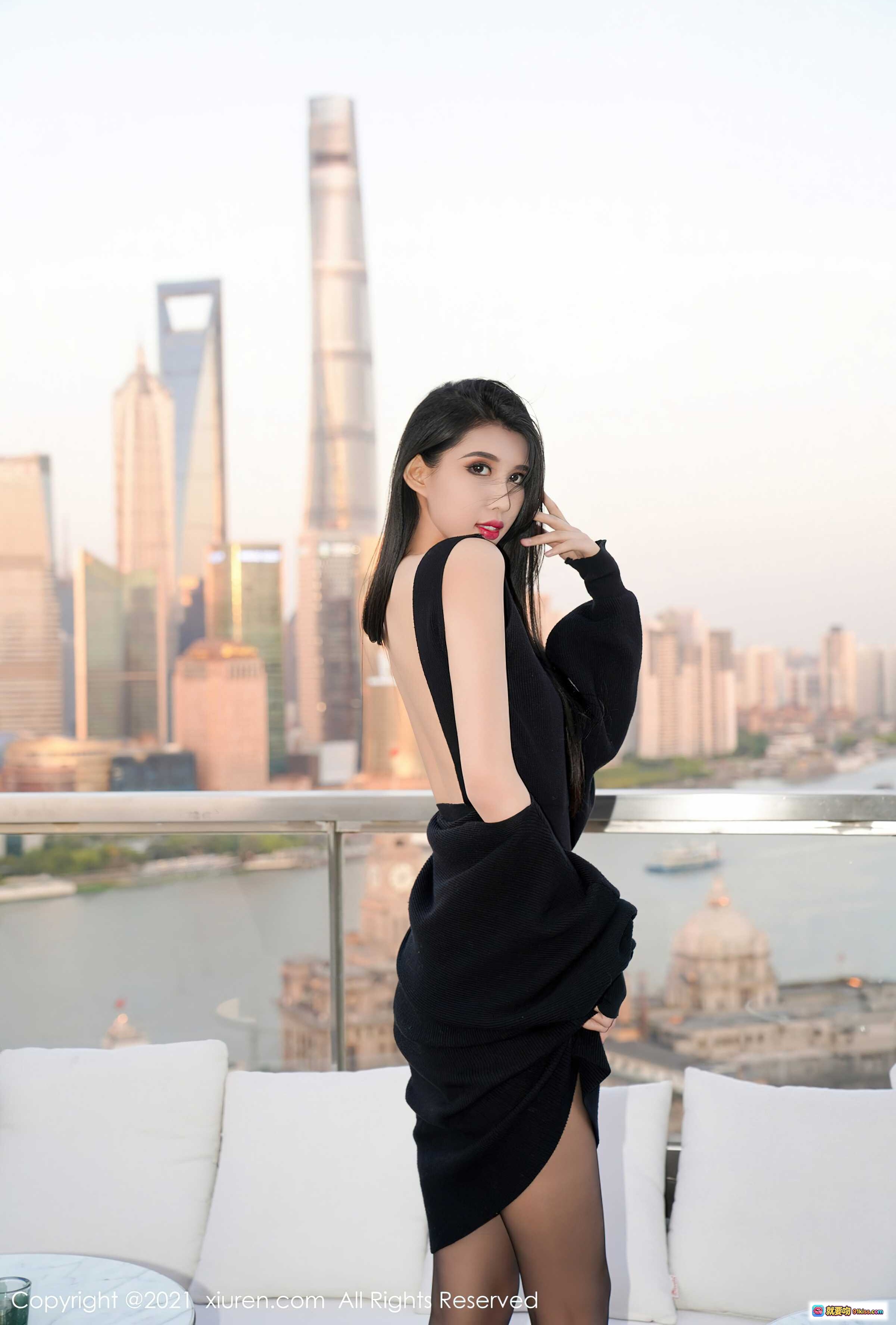 图片[1] - 葛征黑色露背连衣裙上海外滩天际线写真 – XIUREN秀人网2021.10.27 No.4124 高清美图 - 就要吻