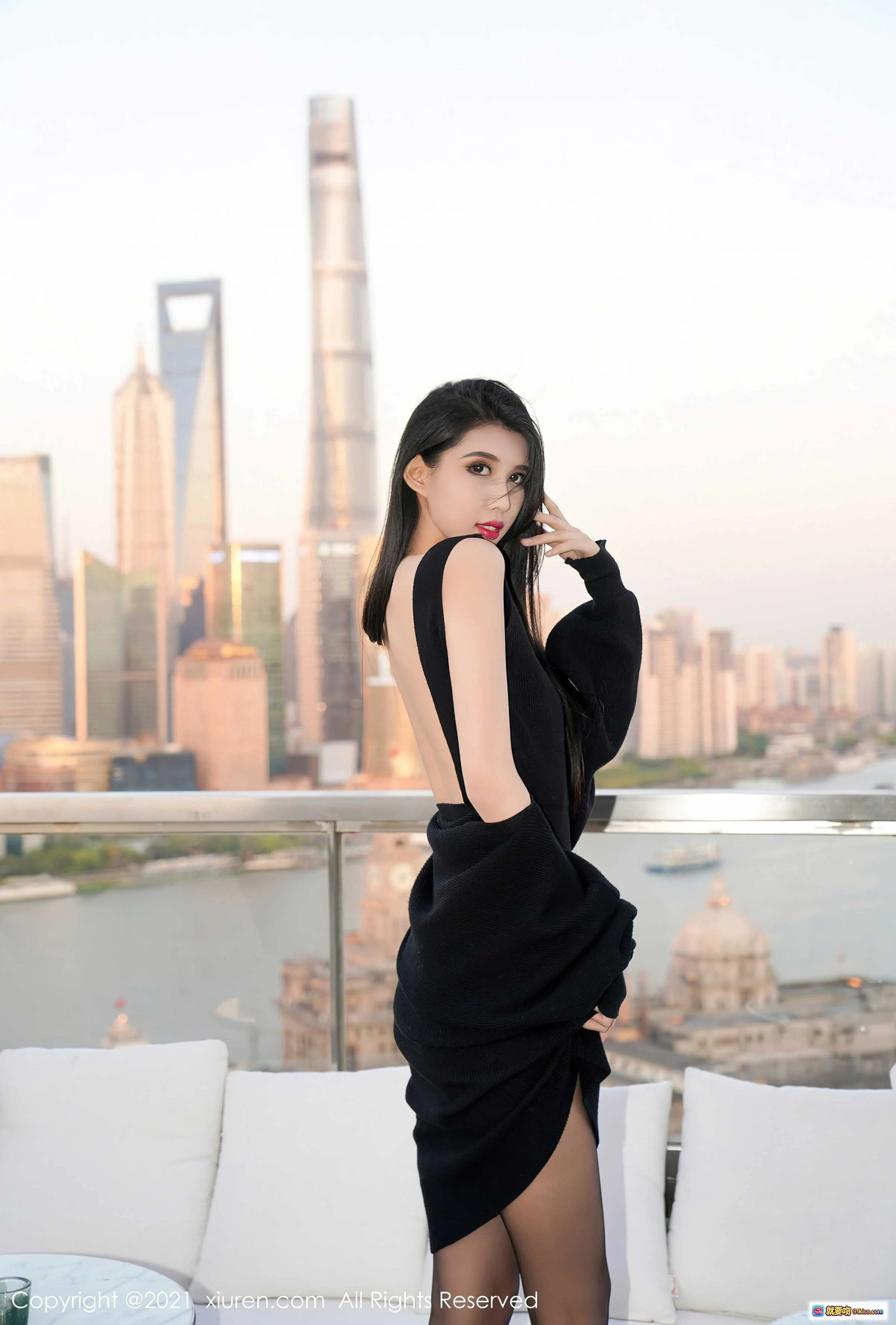 葛征黑色露背连衣裙上海外滩天际线写真 - XIUREN秀人网2021.10.27 No.4124 高清美图 - 就要吻