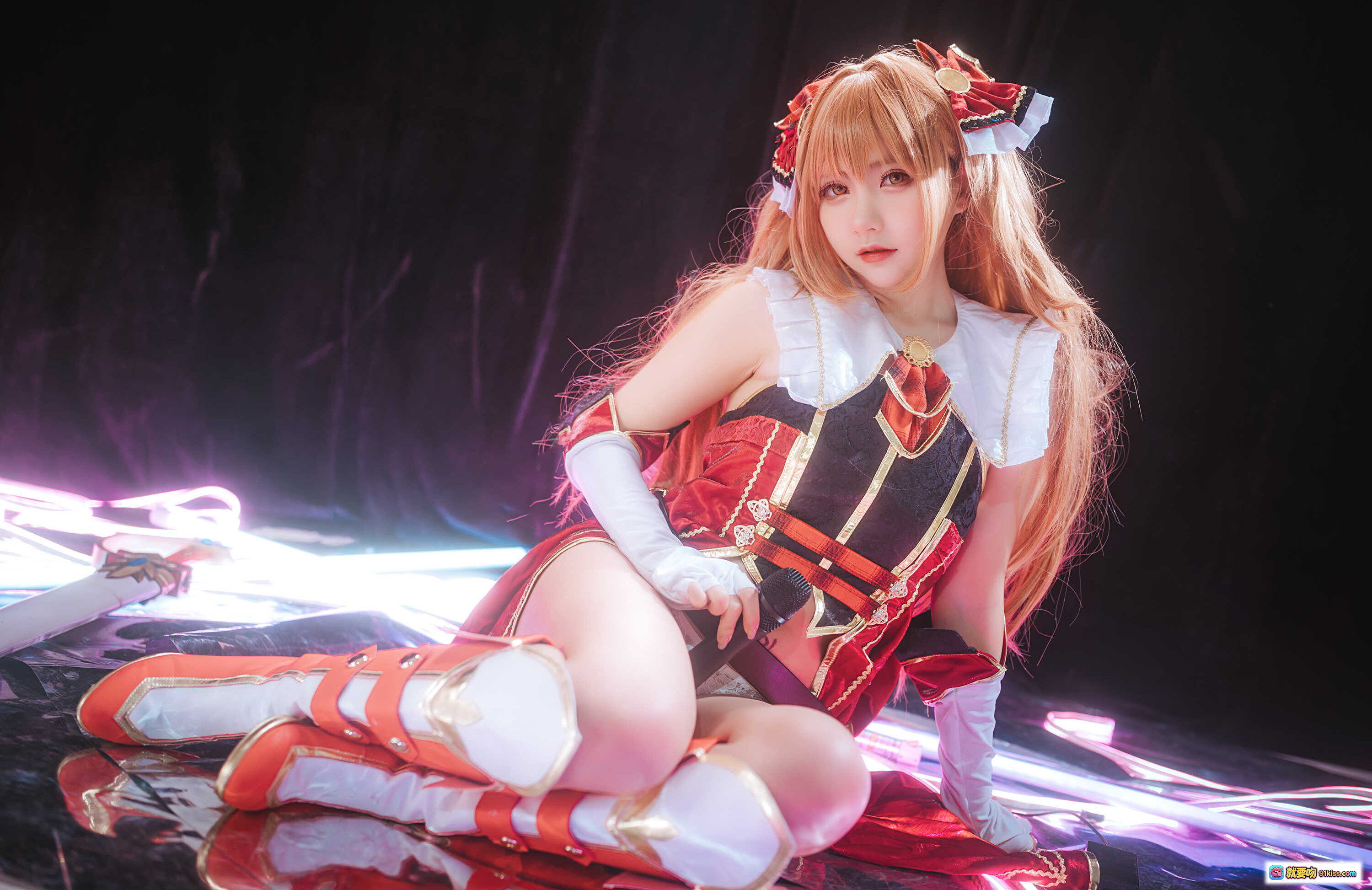 图片[3] - PCR Nozomi Cosplay 精美红黑洛丽塔装 金发少女 持剑姿势 霓虹灯光背景 高清写真集 NO.009 - 就要吻