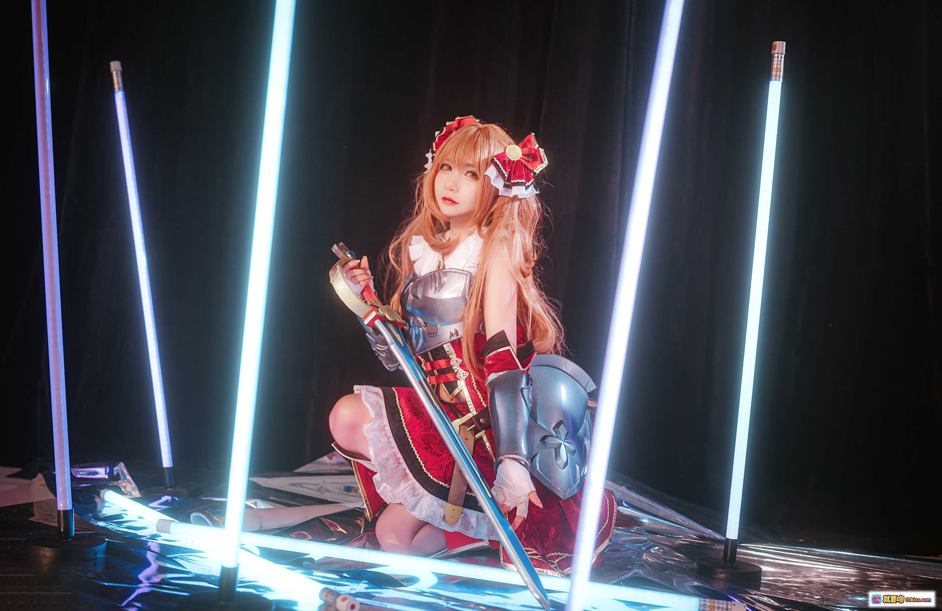 图片[2] - PCR Nozomi Cosplay 精美红黑洛丽塔装 金发少女 持剑姿势 霓虹灯光背景 高清写真集 NO.009 - 就要吻