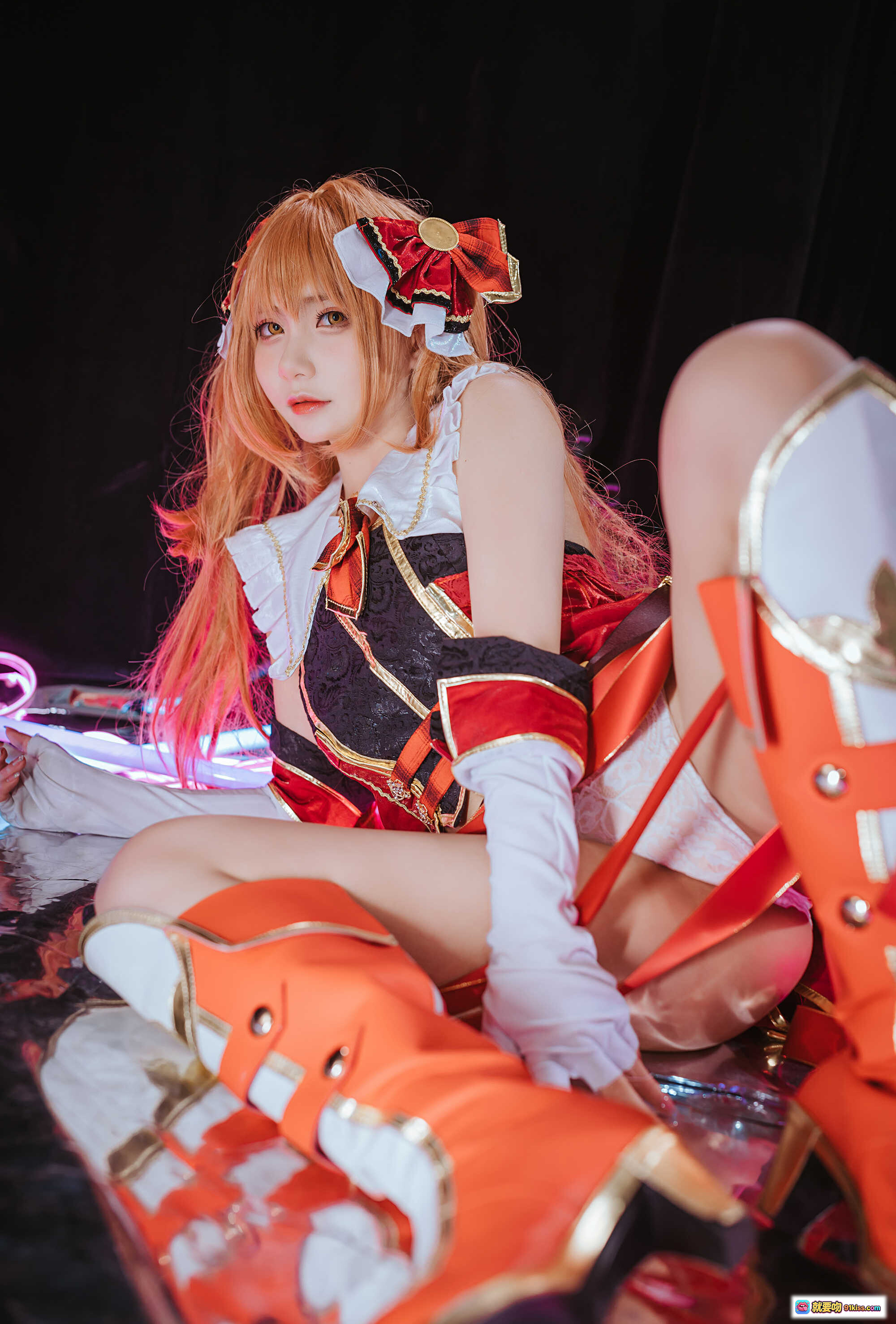 图片[8] - PCR Nozomi Cosplay 精美红黑洛丽塔装 金发少女 持剑姿势 霓虹灯光背景 高清写真集 NO.009 - 就要吻