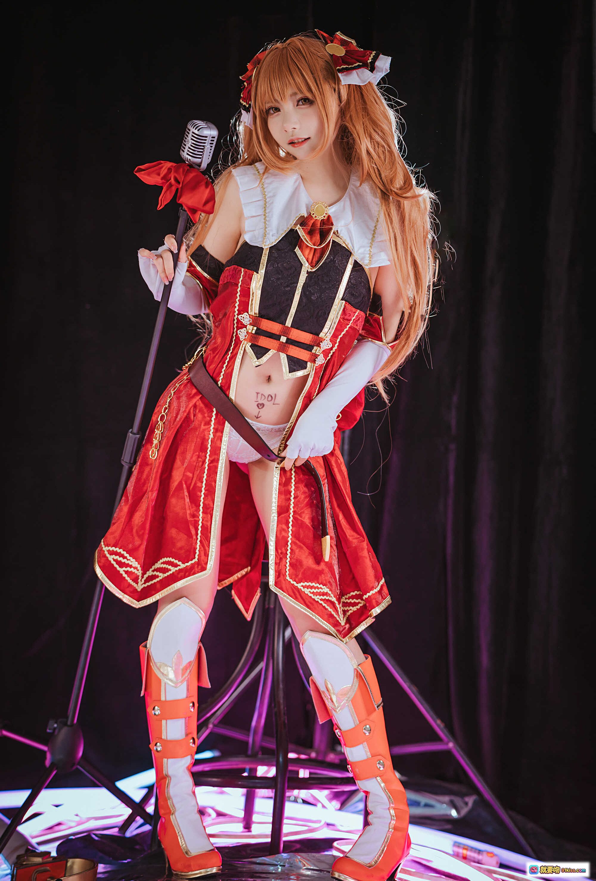 图片[9] - PCR Nozomi Cosplay 精美红黑洛丽塔装 金发少女 持剑姿势 霓虹灯光背景 高清写真集 NO.009 - 就要吻