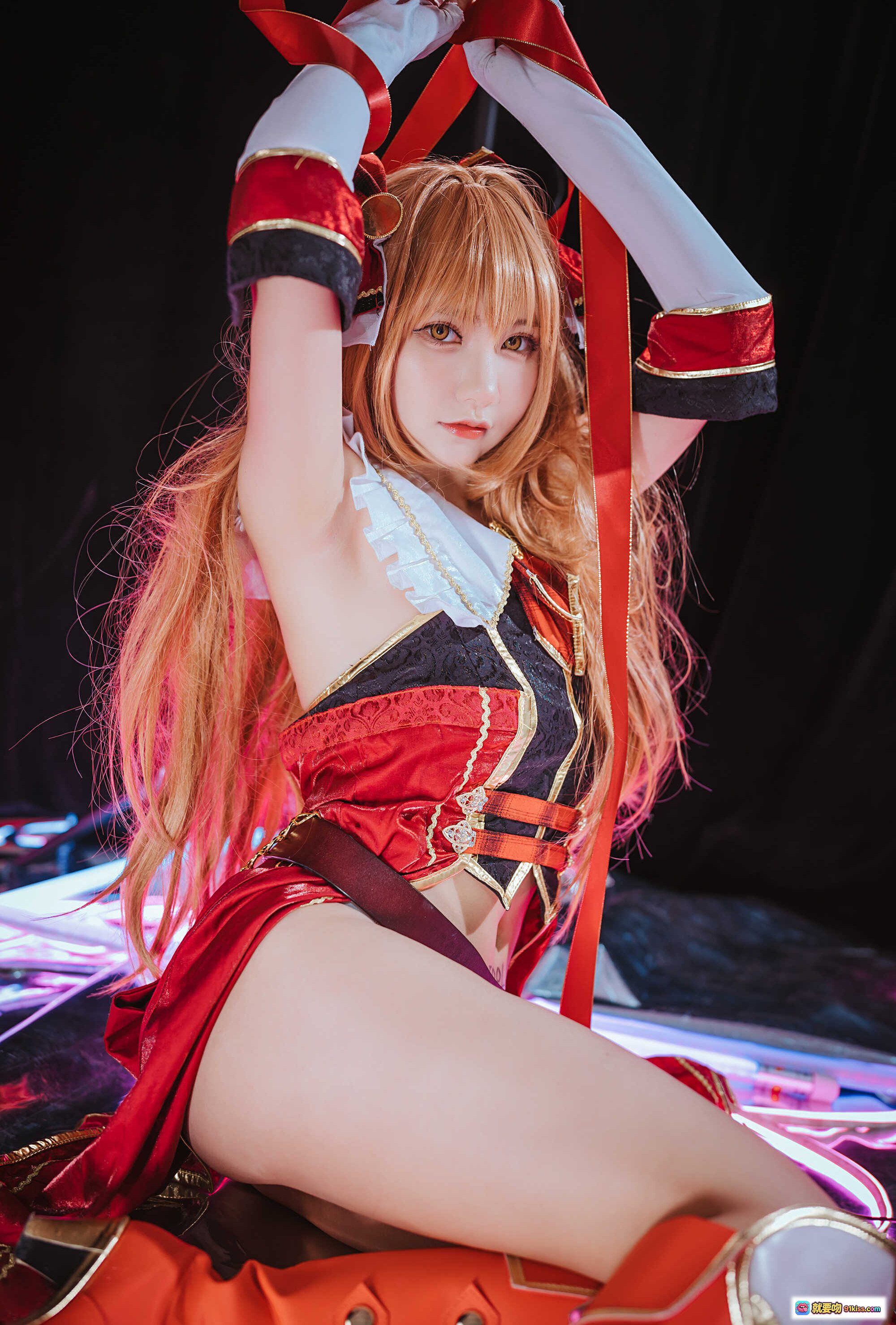 图片[10] - PCR Nozomi Cosplay 精美红黑洛丽塔装 金发少女 持剑姿势 霓虹灯光背景 高清写真集 NO.009 - 就要吻