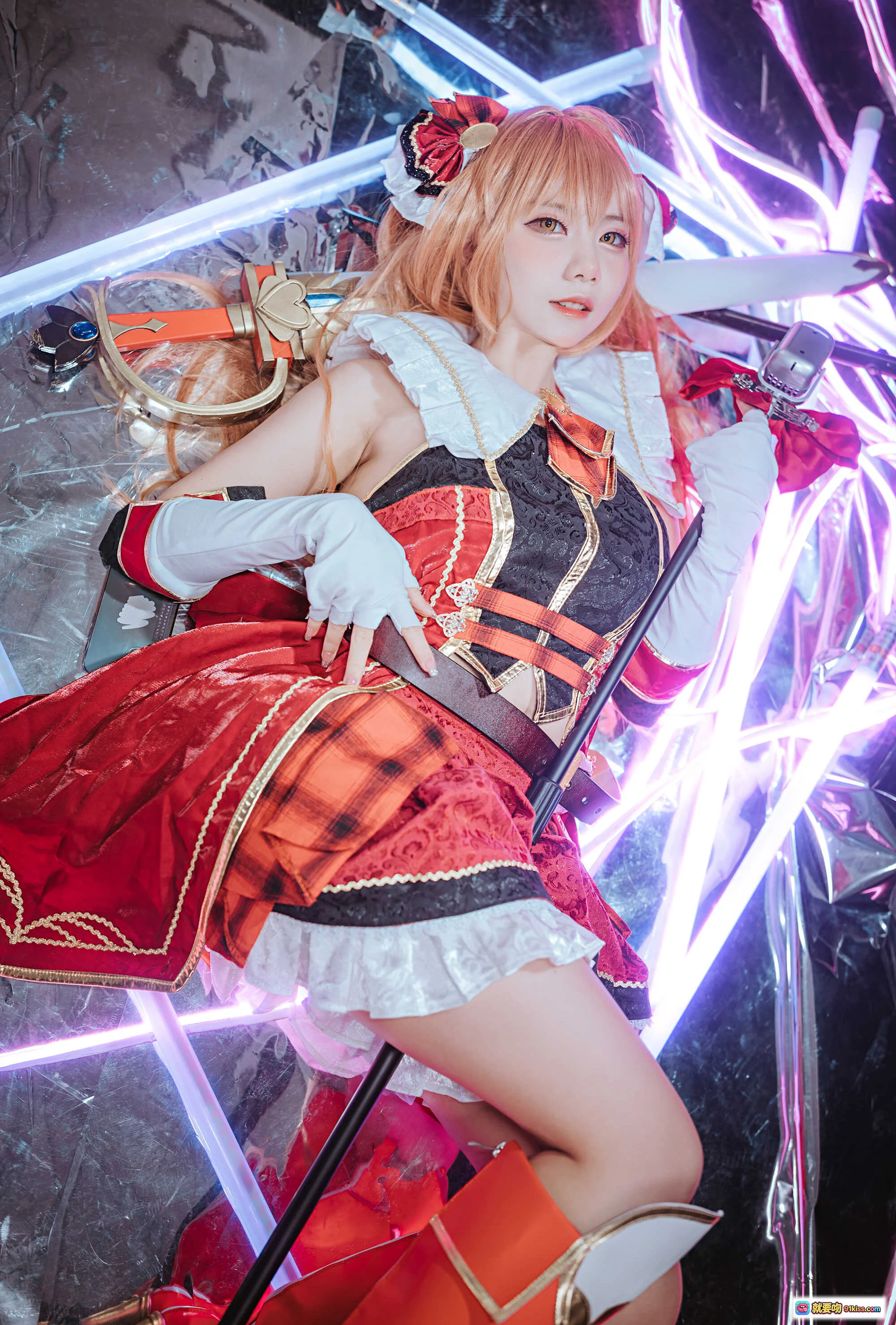 PCR Nozomi Cosplay 精美红黑洛丽塔装 金发少女 持剑姿势 霓虹灯光背景 高清写真集 NO.009 - 就要吻