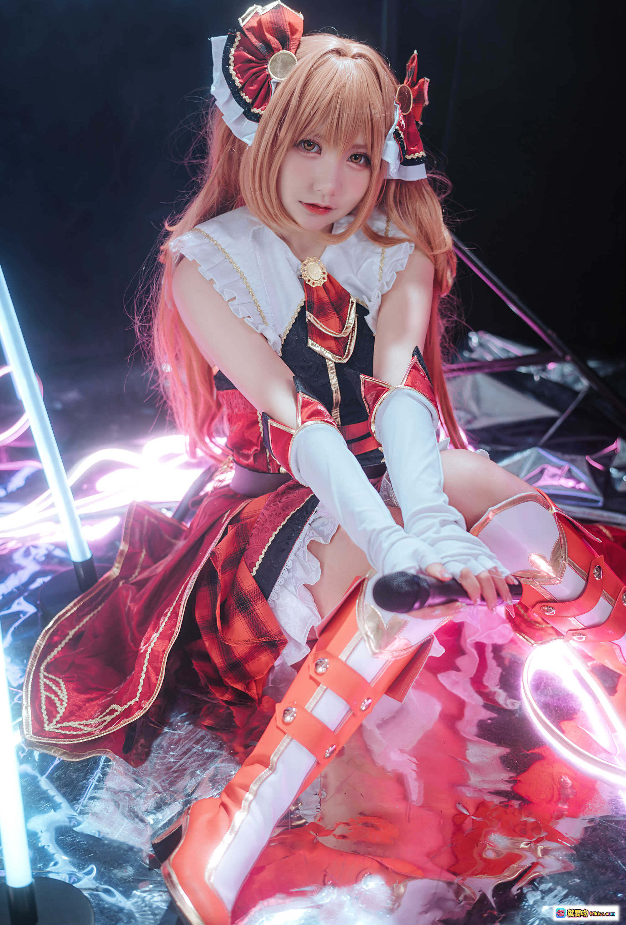 图片[6] - PCR Nozomi Cosplay 精美红黑洛丽塔装 金发少女 持剑姿势 霓虹灯光背景 高清写真集 NO.009 - 就要吻