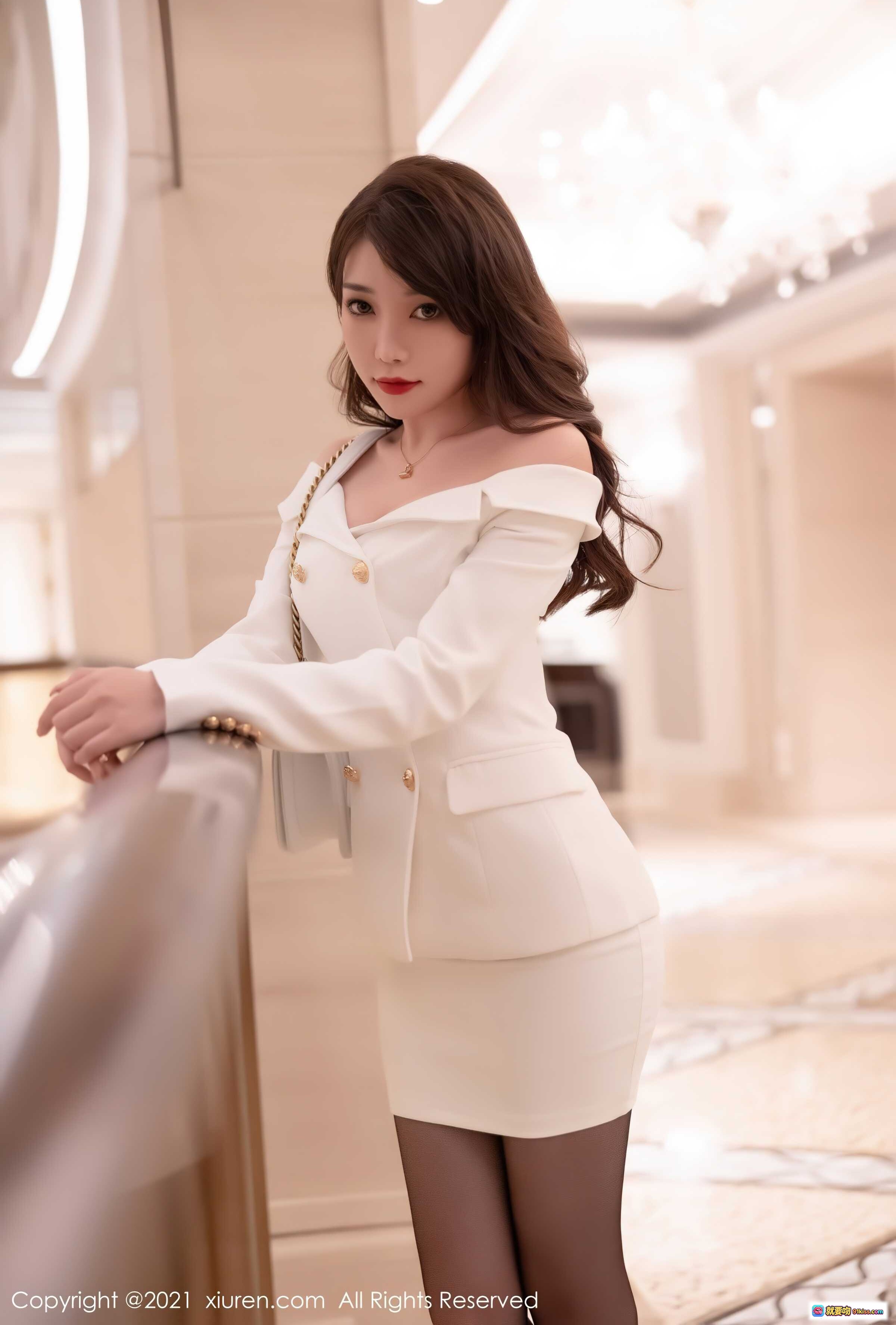 图片[2] - 芝芝优雅白裙黑丝高跟写真 | XIUREN秀人网2021.11.04 No.4169 精美室内人像摄影 - 就要吻