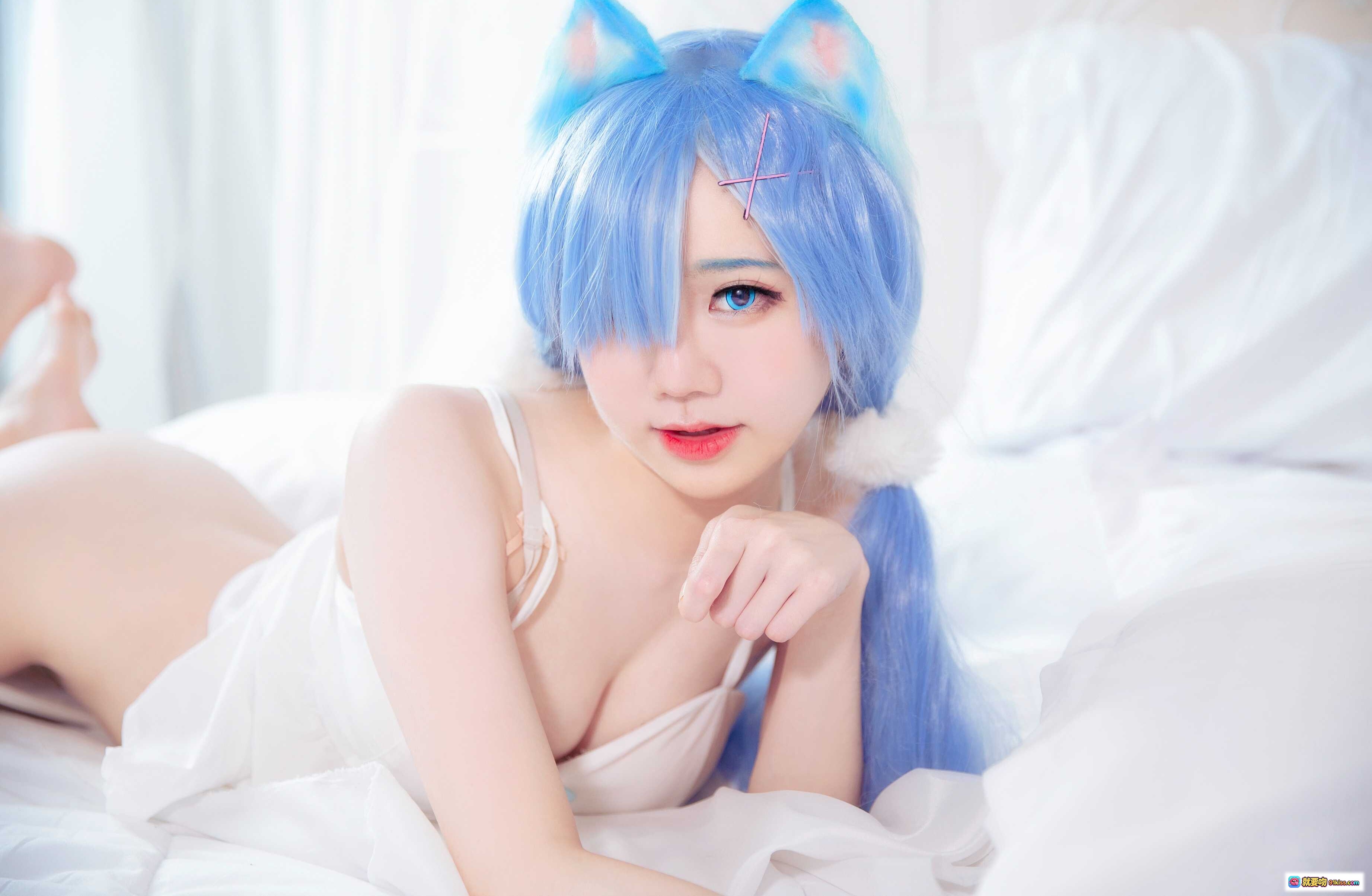 图片[2] - Sally Dorasnow NO.022 Rem White Kitty Cosplay 蓝发猫耳少女 白色内衣床照 49P高清写真 - 就要吻