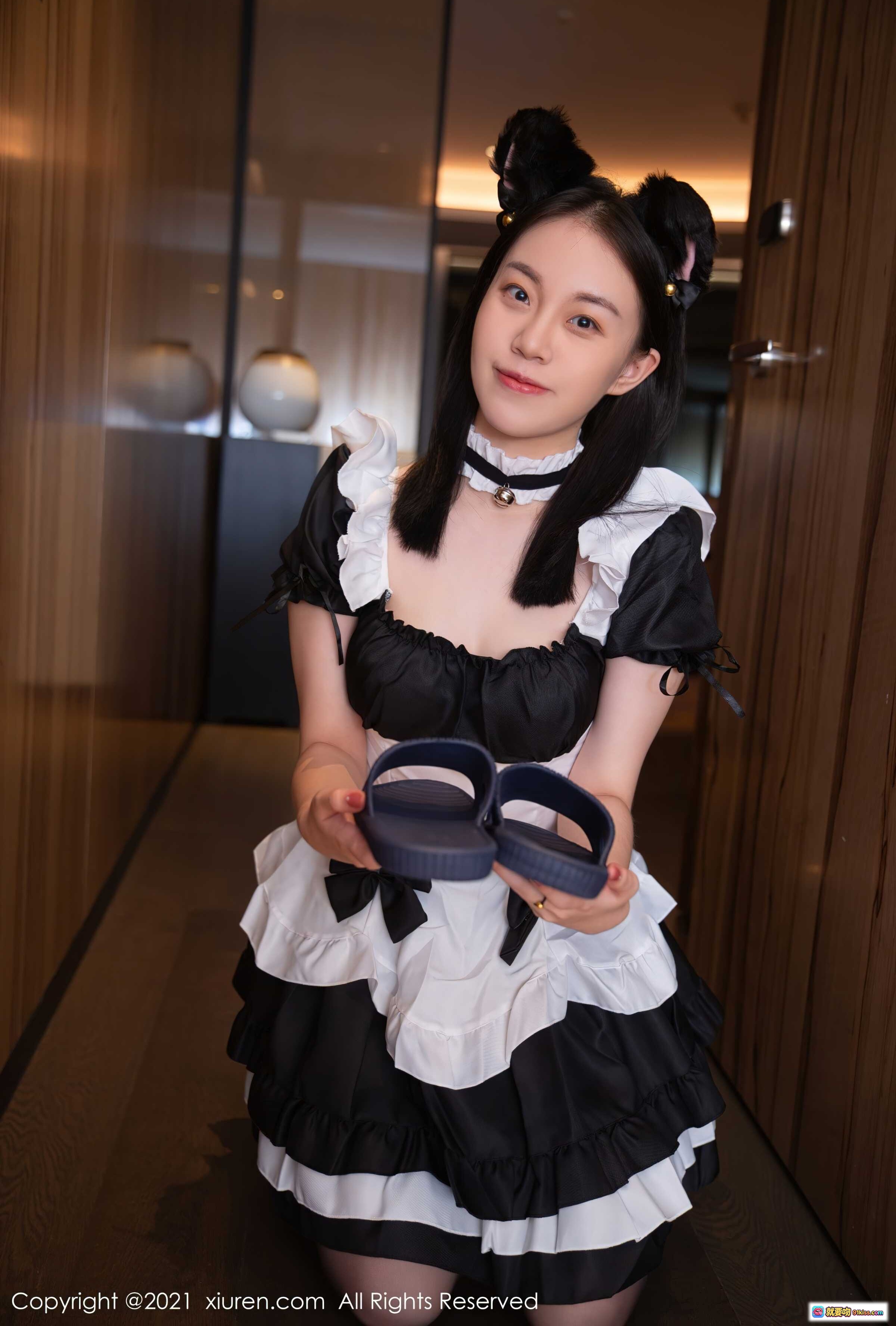图片[1] - 甜妹女仆装黑白色洛丽塔裙双马尾发饰手持拖鞋室内写真秀人网2021精选 - 就要吻
