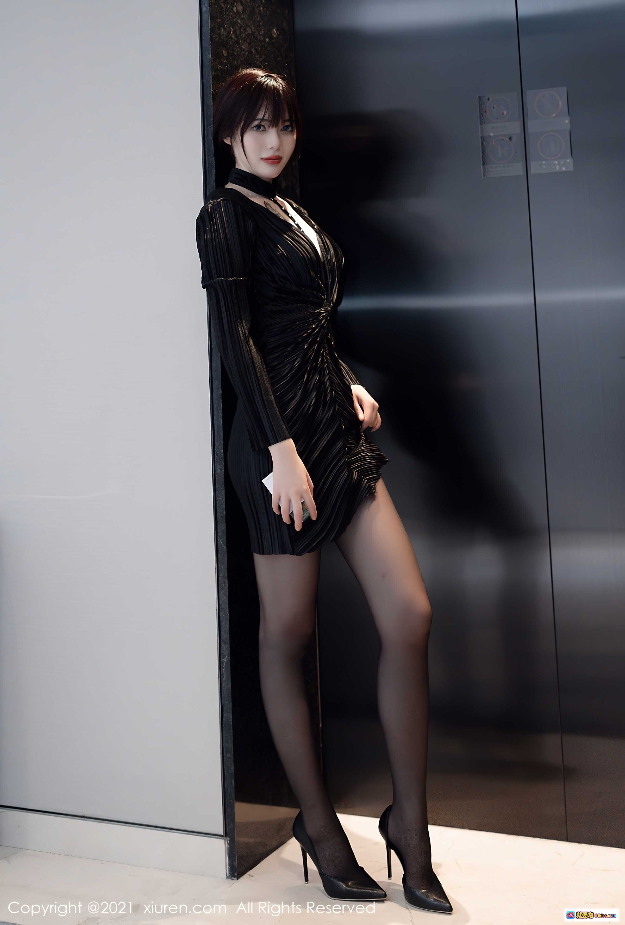 图片[6] - Arude薇薇黑色褶皱连衣裙搭配黑丝高跟，优雅性感写真 | XIUREN秀人网2021.10.19 No.4080 - 就要吻