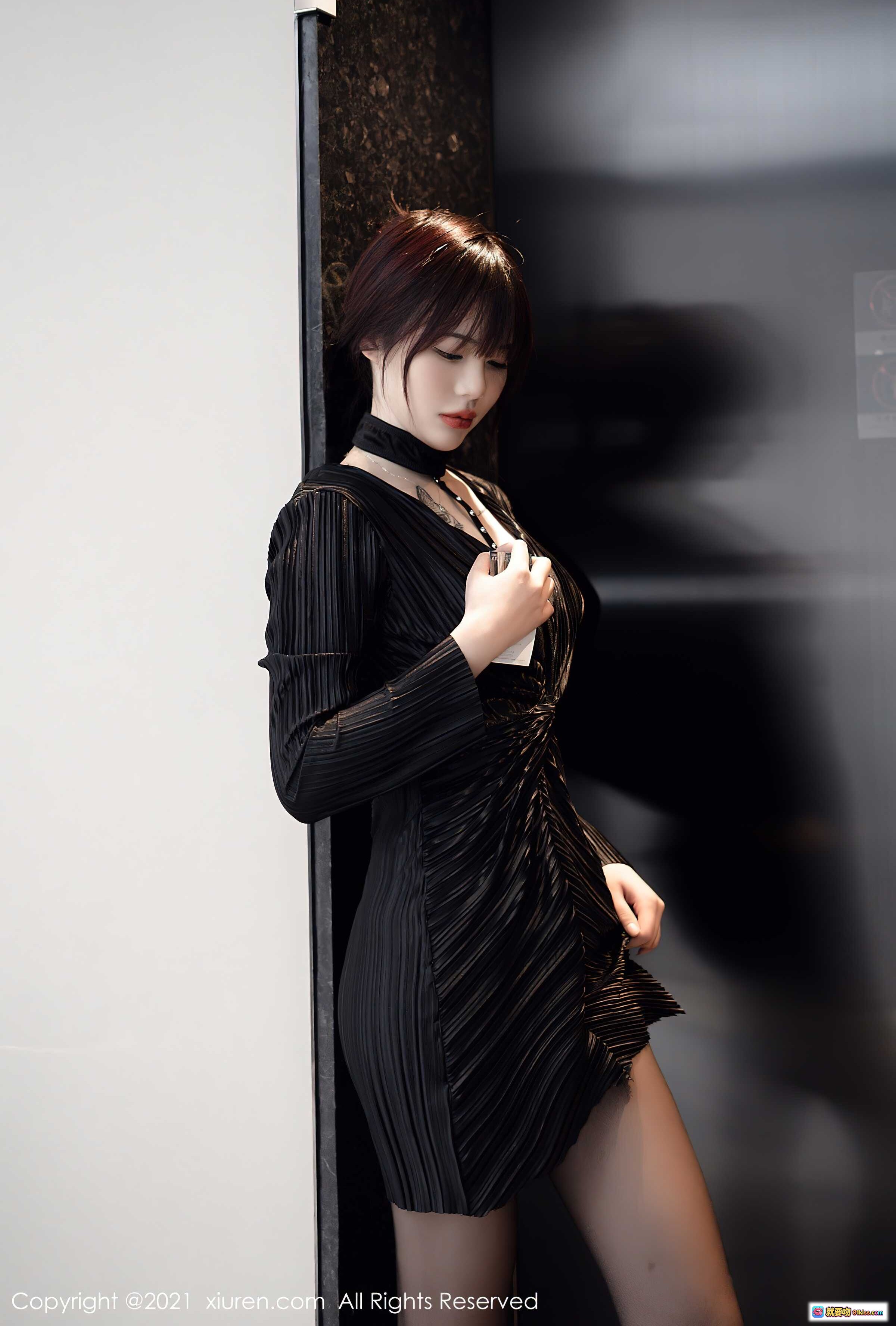 图片[7] - Arude薇薇黑色褶皱连衣裙搭配黑丝高跟，优雅性感写真 | XIUREN秀人网2021.10.19 No.4080 - 就要吻
