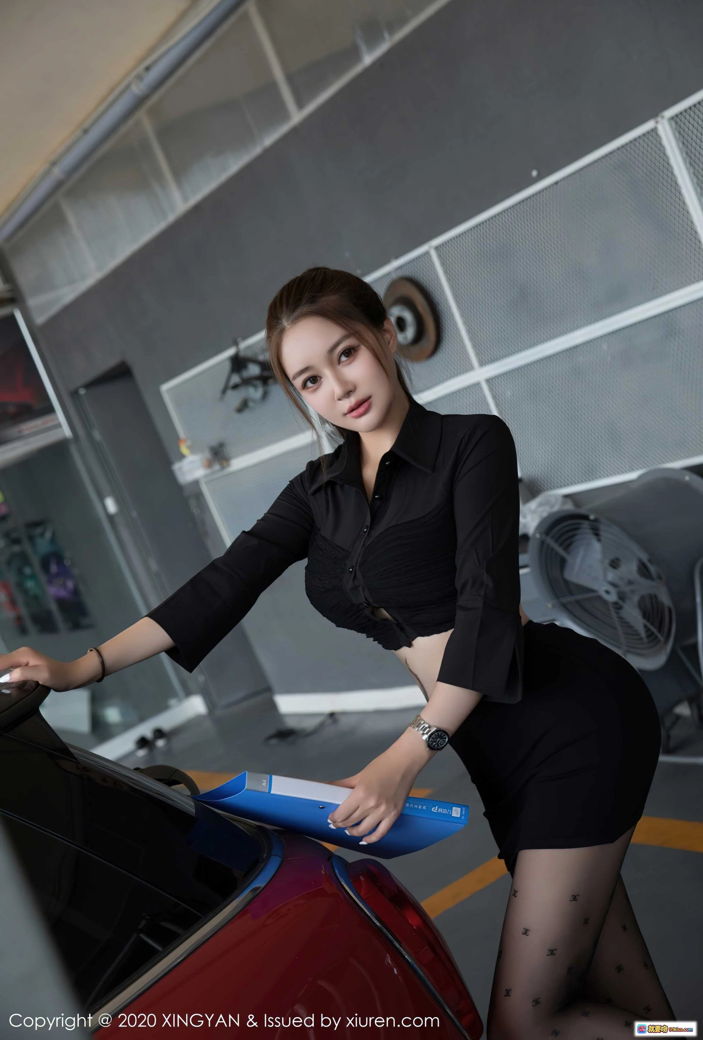 凯竹姐姐黑衬衫短裙职场风写真 | 性感丝袜汽车旁优雅姿态 | XINGYAN Vol.139高清图集 - 就要吻