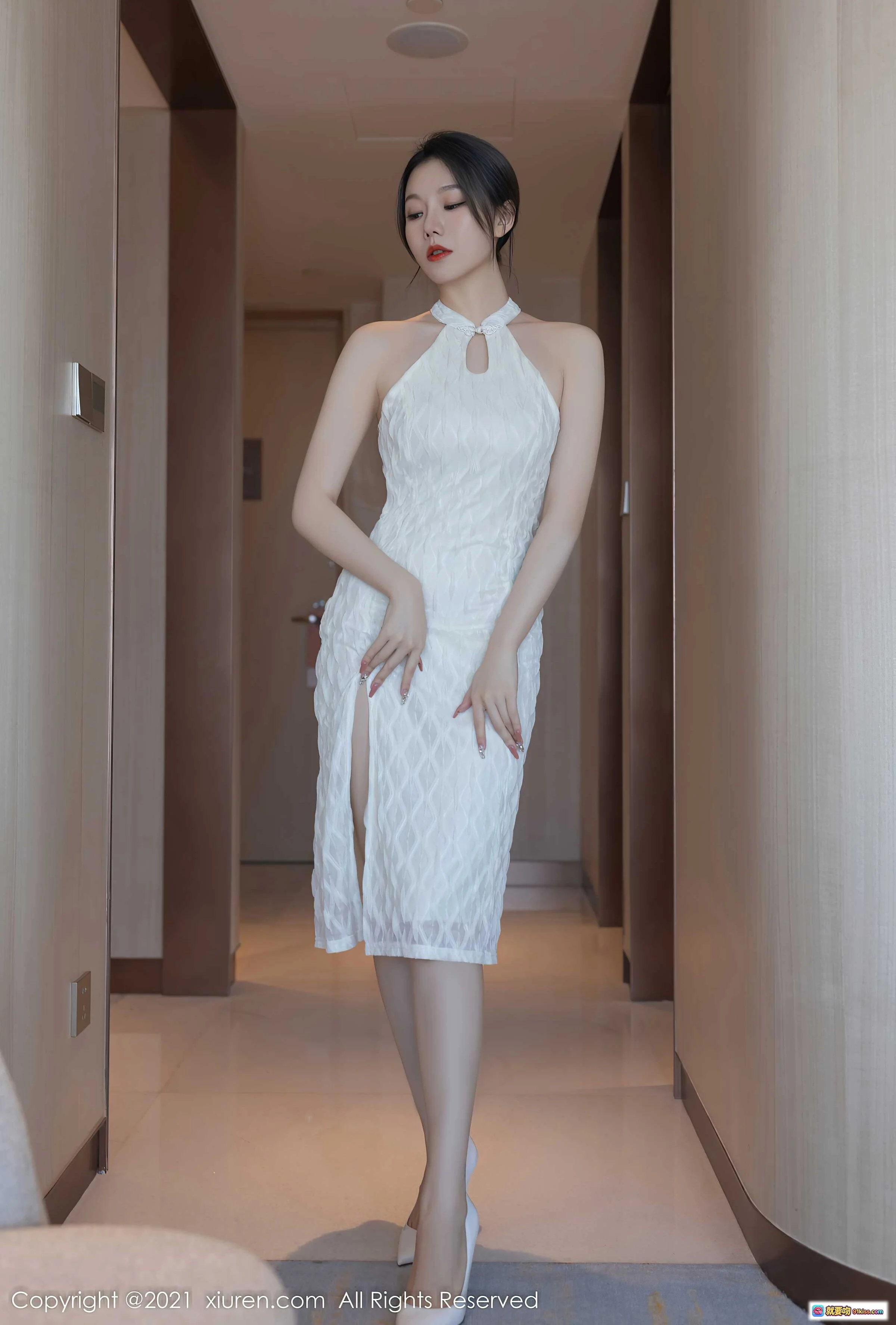 安然Maleah御姐性感写真 | 白色挂脖旗袍裙高开叉显瘦优雅 | XiuRen秀人网2021.12.07 NO.4308 - 就要吻