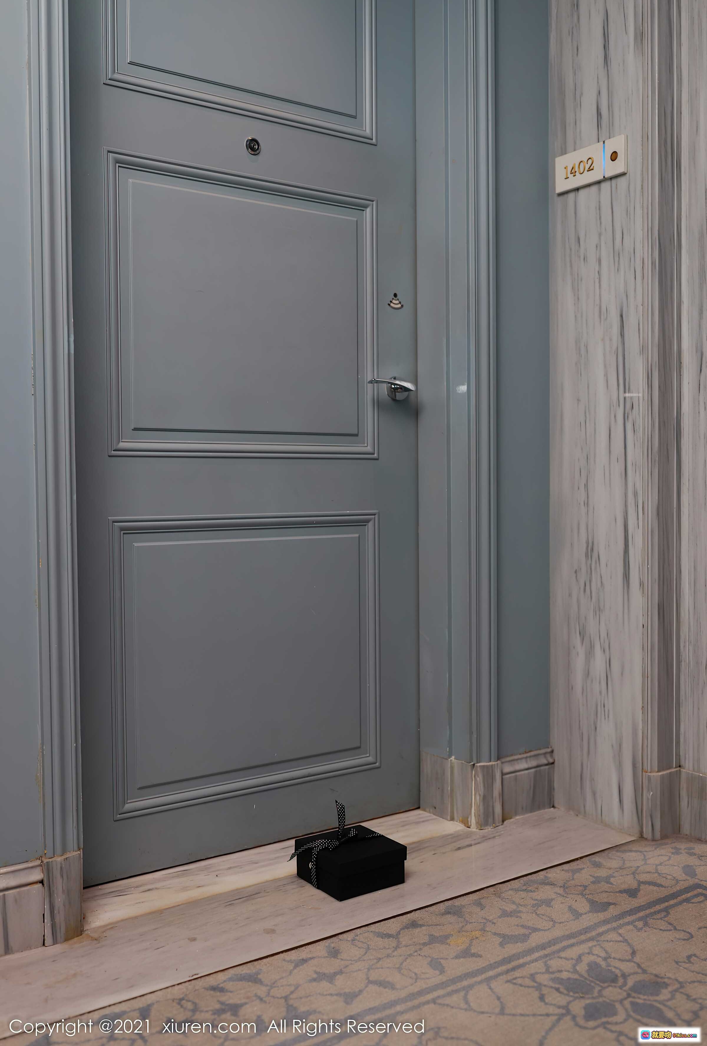 图片[1] - 王心怡性感美腿写真 | XiuRen秀人网2021.12.08 NO.4315 | 灰色门廊黑礼盒场景 | 高清90+图981M - 就要吻