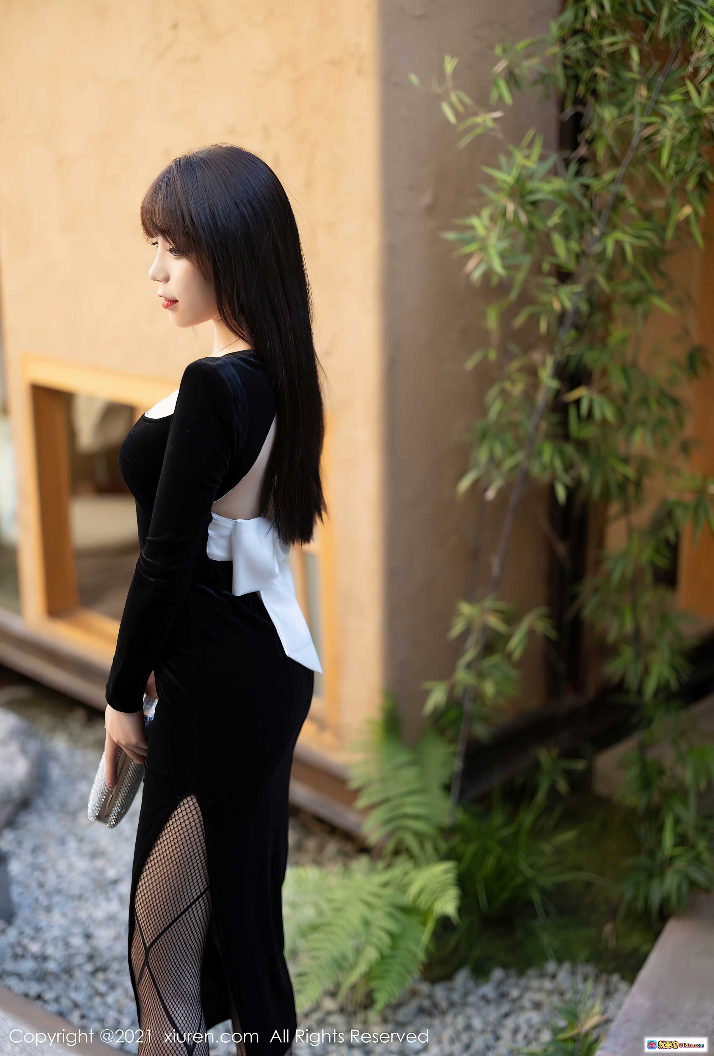 图片[1] - 芝芝Booty黑丝御姐写真｜XiuRen秀人网2021.12.09 NO.4322｜露背长裙+网纱开衩+优雅侧颜 - 就要吻