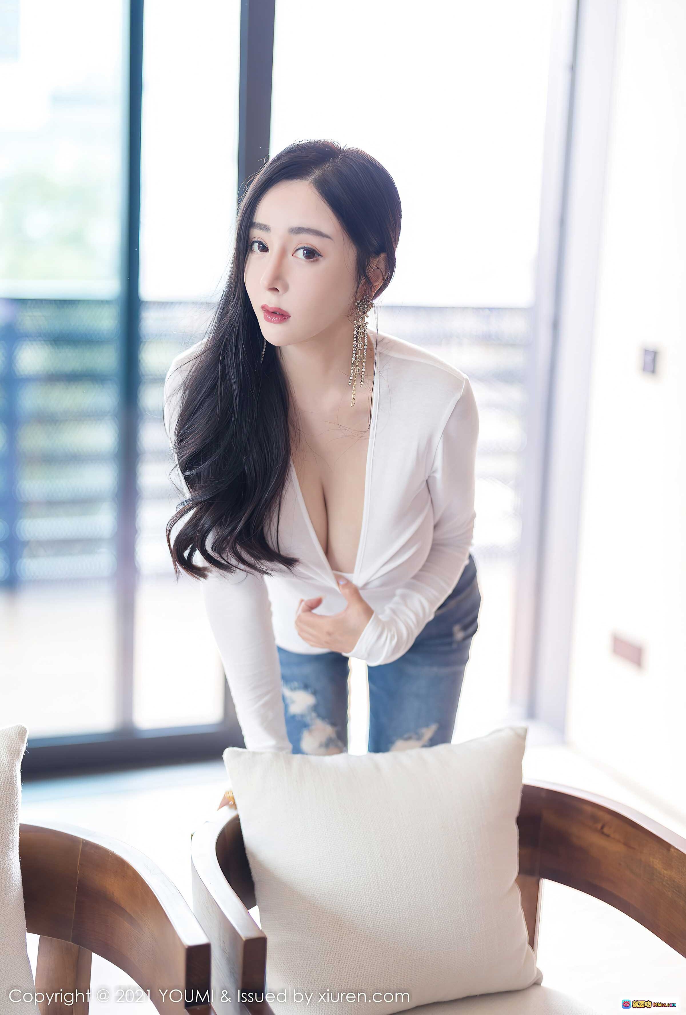 图片[7] - YouMi尤蜜荟2021.12.03 VOL.726 允爾御姐风性感写真 白色紧身长袖+破洞牛仔裤 长发红唇气质美女室内私房照 - 就要吻
