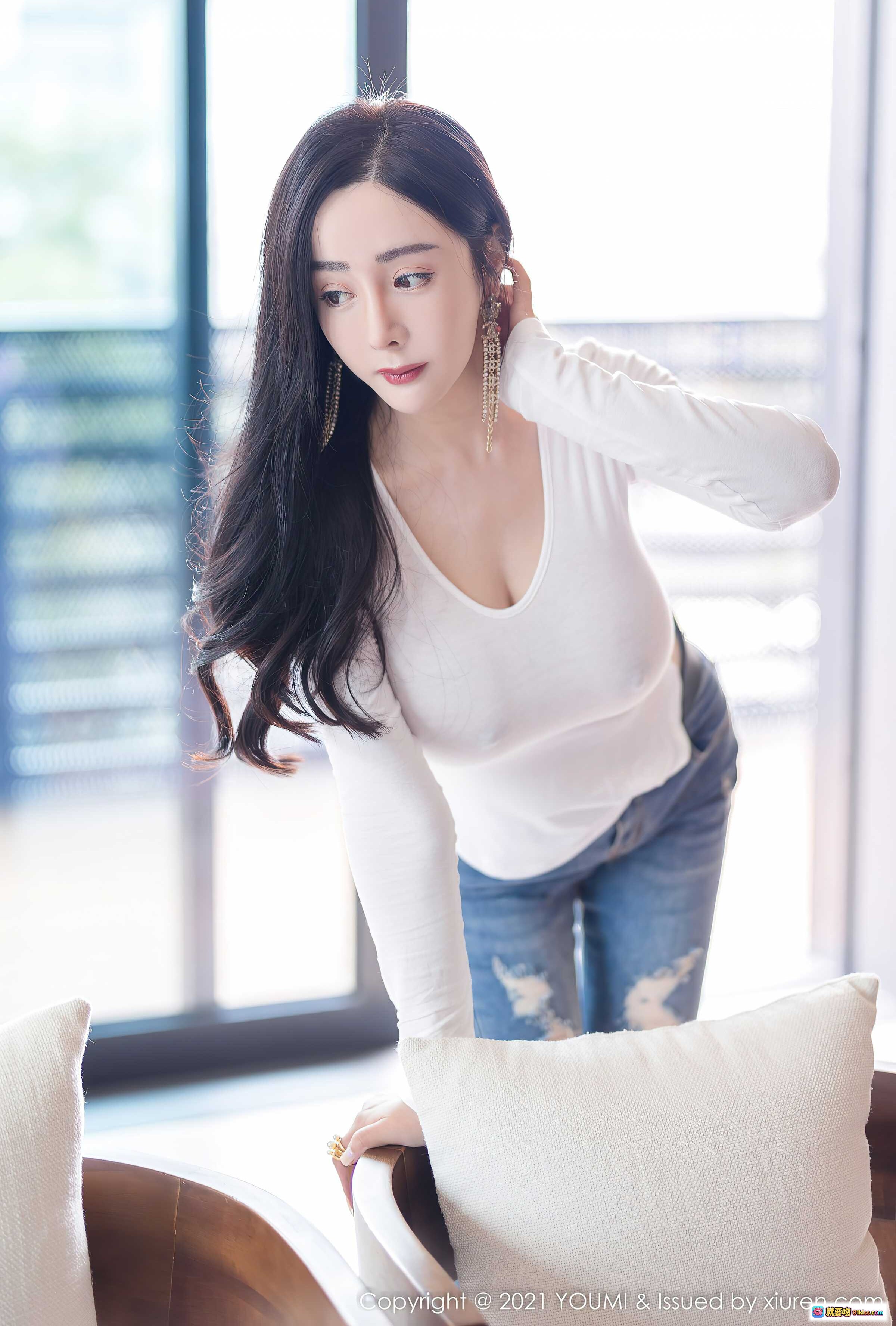 图片[6] - YouMi尤蜜荟2021.12.03 VOL.726 允爾御姐风性感写真 白色紧身长袖+破洞牛仔裤 长发红唇气质美女室内私房照 - 就要吻