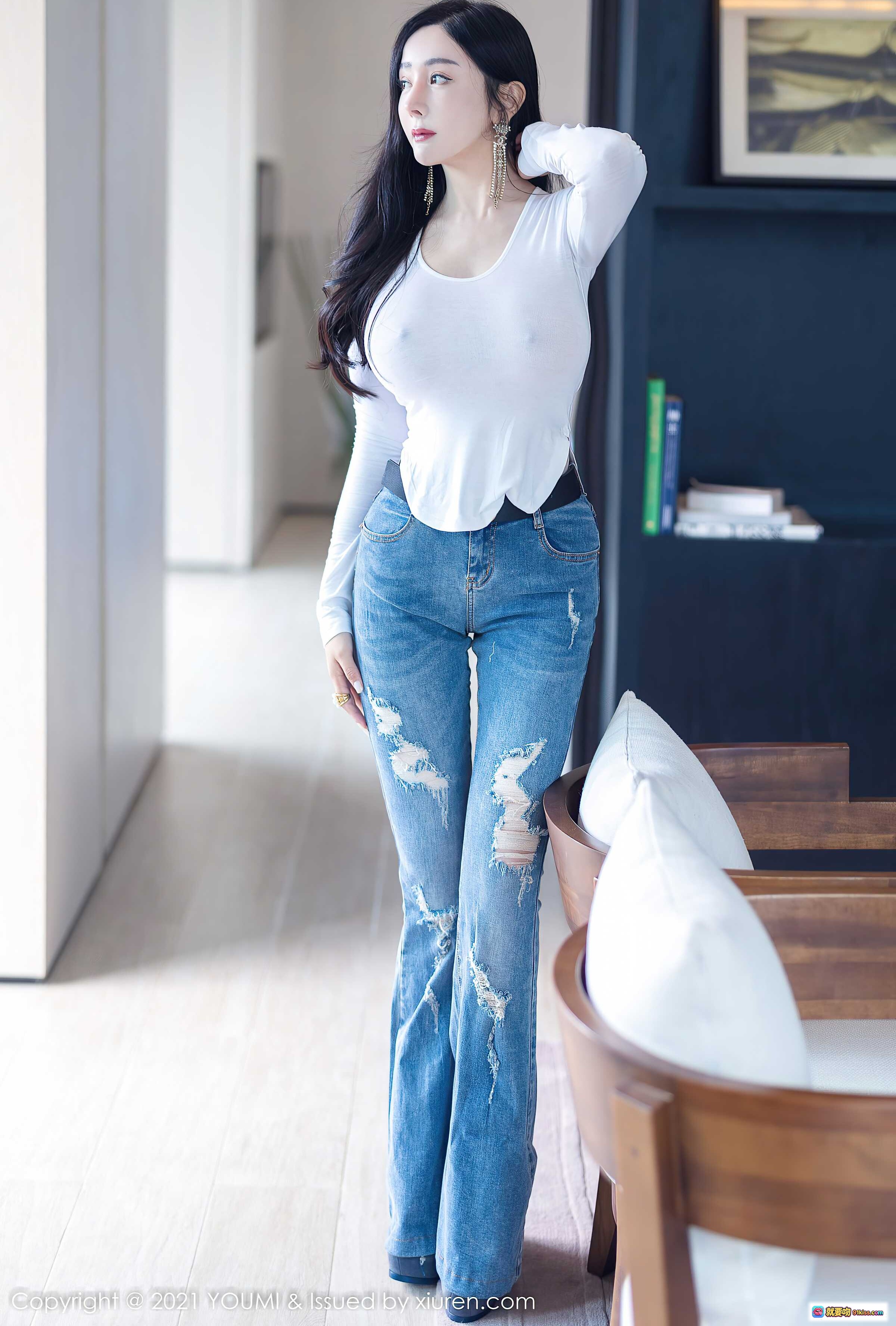 图片[2] - YouMi尤蜜荟2021.12.03 VOL.726 允爾御姐风性感写真 白色紧身长袖+破洞牛仔裤 长发红唇气质美女室内私房照 - 就要吻