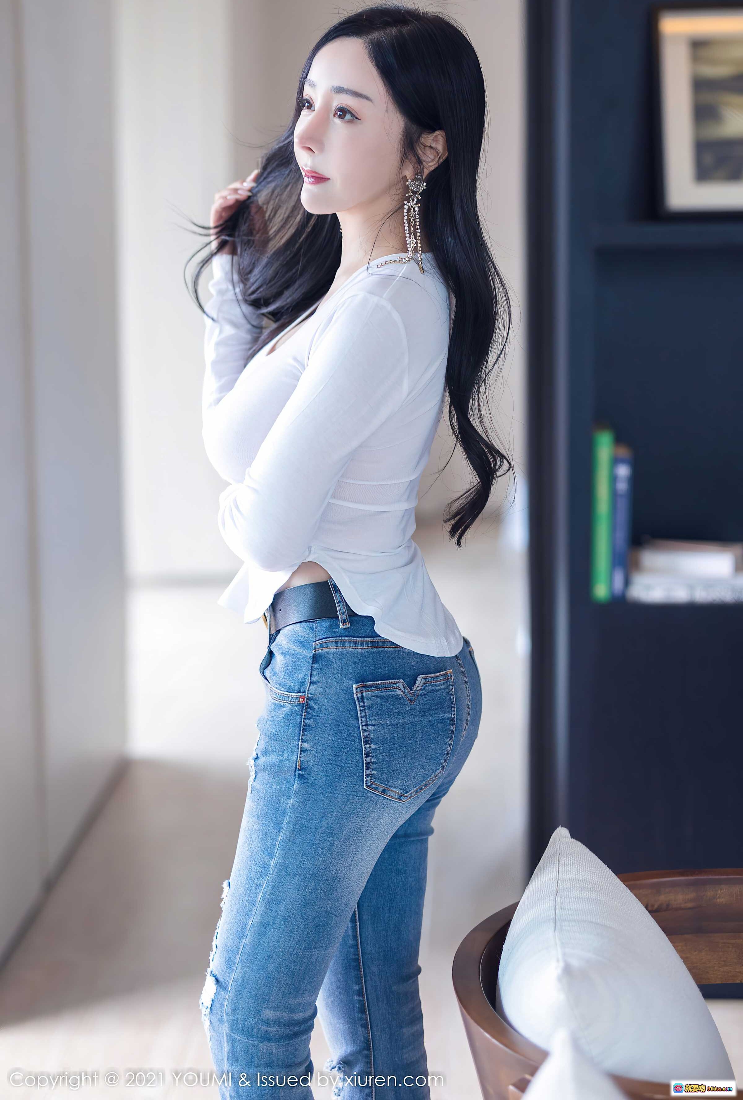 图片[3] - YouMi尤蜜荟2021.12.03 VOL.726 允爾御姐风性感写真 白色紧身长袖+破洞牛仔裤 长发红唇气质美女室内私房照 - 就要吻