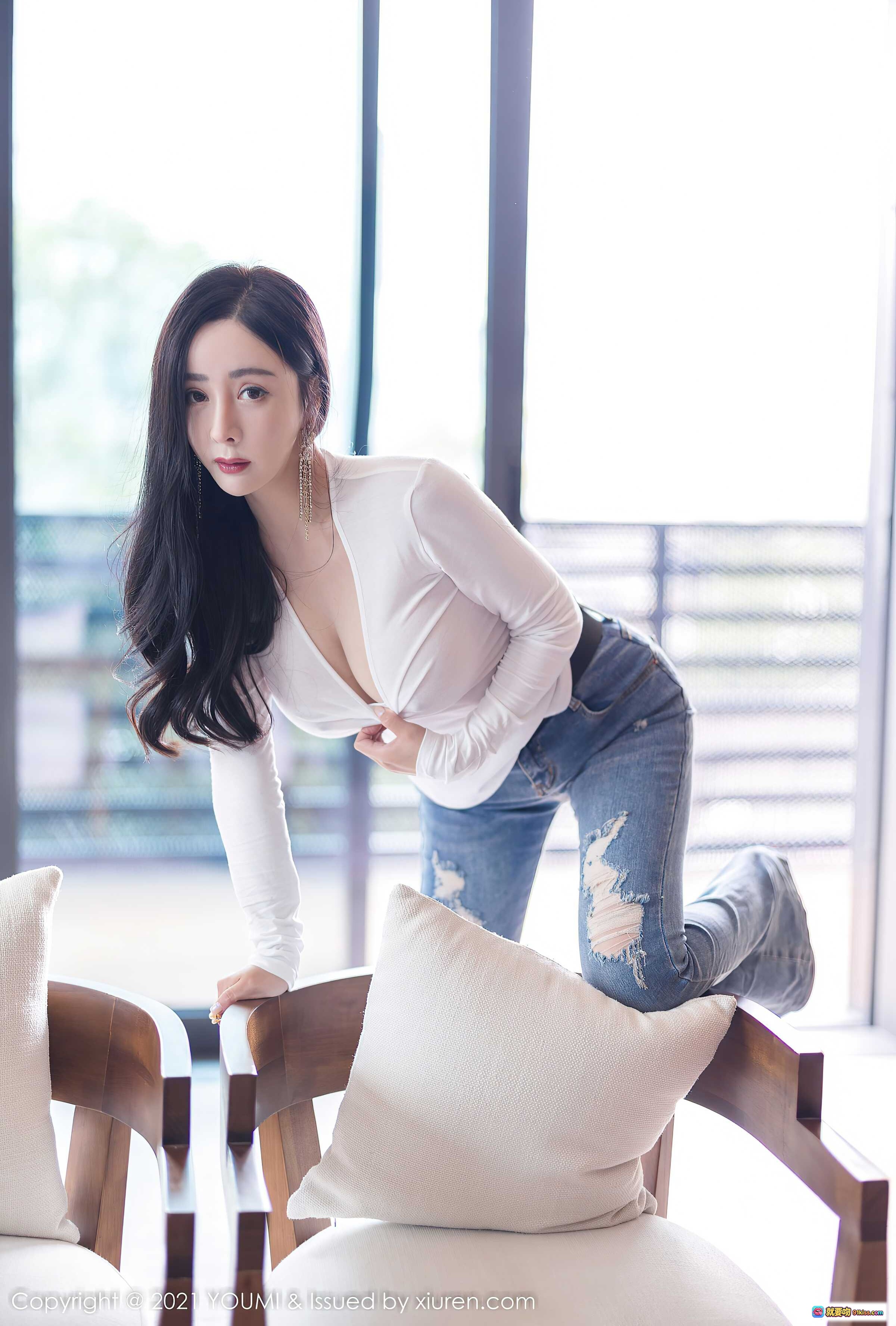 图片[8] - YouMi尤蜜荟2021.12.03 VOL.726 允爾御姐风性感写真 白色紧身长袖+破洞牛仔裤 长发红唇气质美女室内私房照 - 就要吻