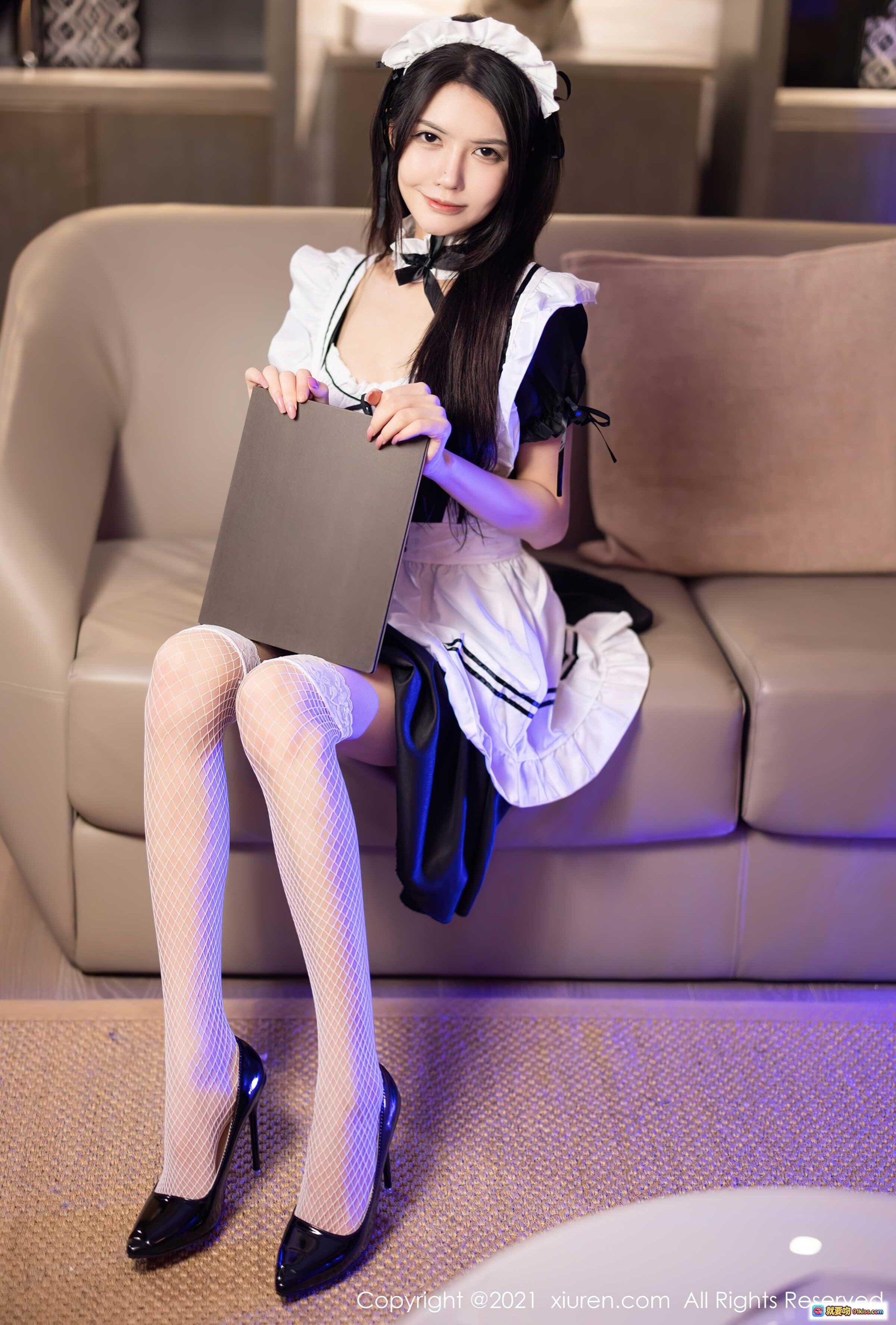 图片[1] - 媛媛酱女仆装写真 | 白色蕾丝围裙+渔网袜+高跟鞋 | 室内沙发优雅坐姿 | XIUREN秀人网2021.11.08 No.4182 - 就要吻