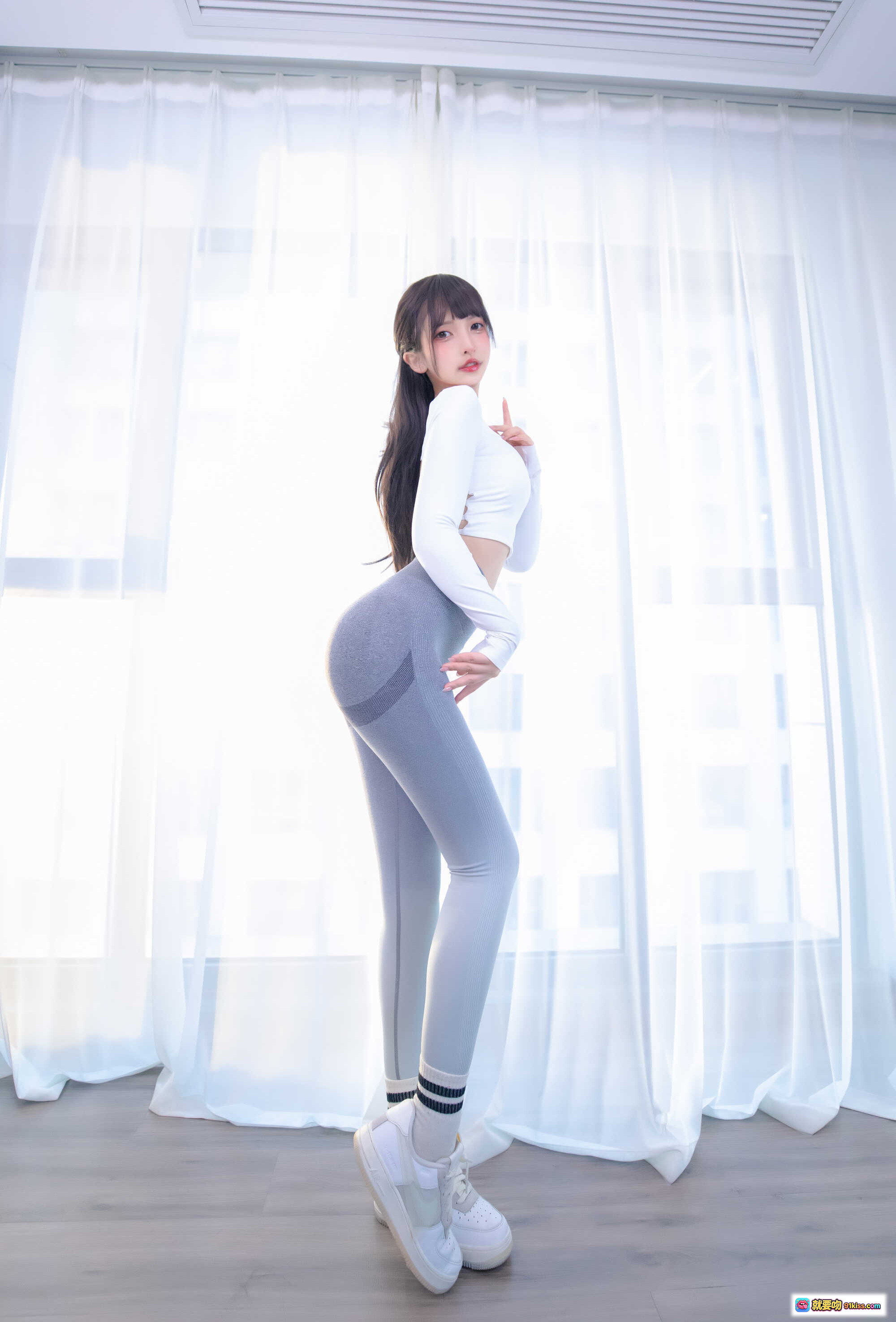 图片[5] - 神楽坂真冬瑜伽少女写真NO.087 白色长袖短上衣+灰色紧身裤 跪姿伸展动作 清新居家风 75P高清图集 - 就要吻