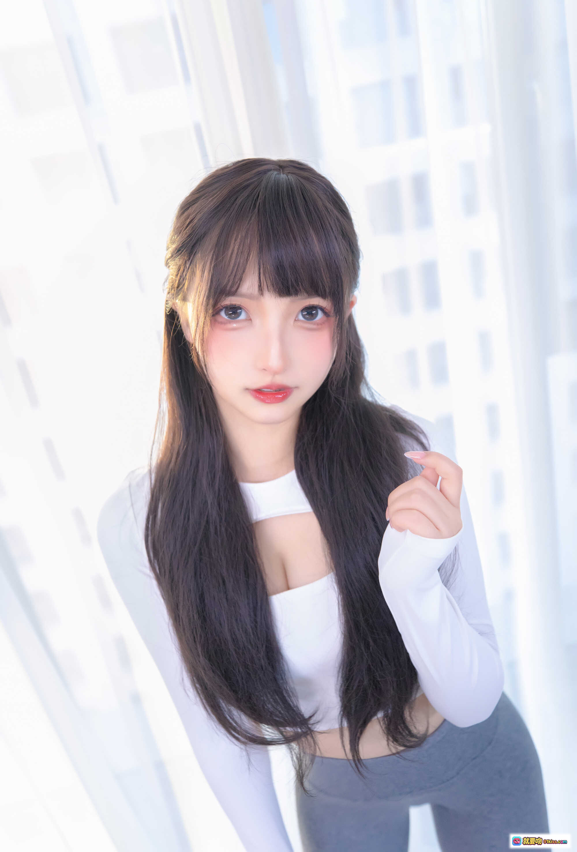 图片[3] - 神楽坂真冬瑜伽少女写真NO.087 白色长袖短上衣+灰色紧身裤 跪姿伸展动作 清新居家风 75P高清图集 - 就要吻