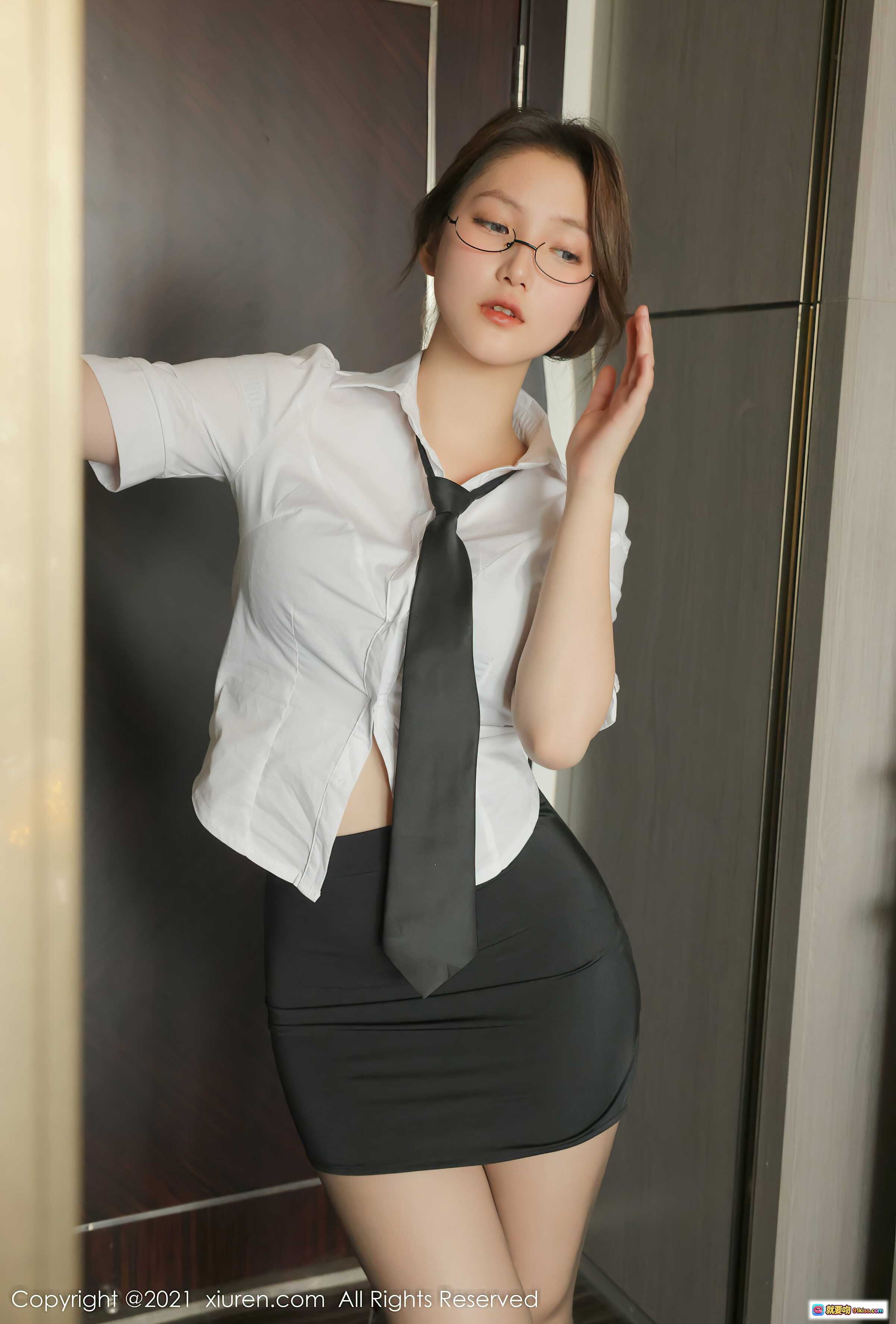 图片[5] - 兔妹妹清纯新人写真 | 白衬衫黑短裙性感侧身门边姿态 | XiuRen秀人网2021.12.08 NO.4311 - 就要吻