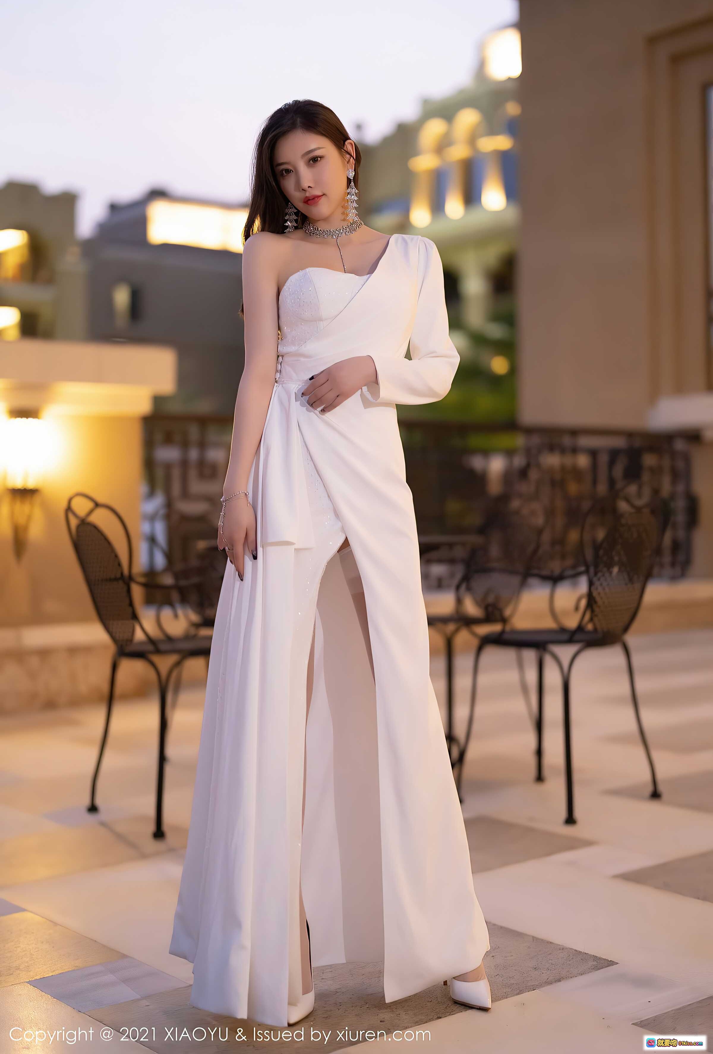 图片[3] - 杨晨晨Yome白色长裙高开叉美腿写真｜XiaoYu语画界2021 VOL.663优雅性感户外摄影 - 就要吻