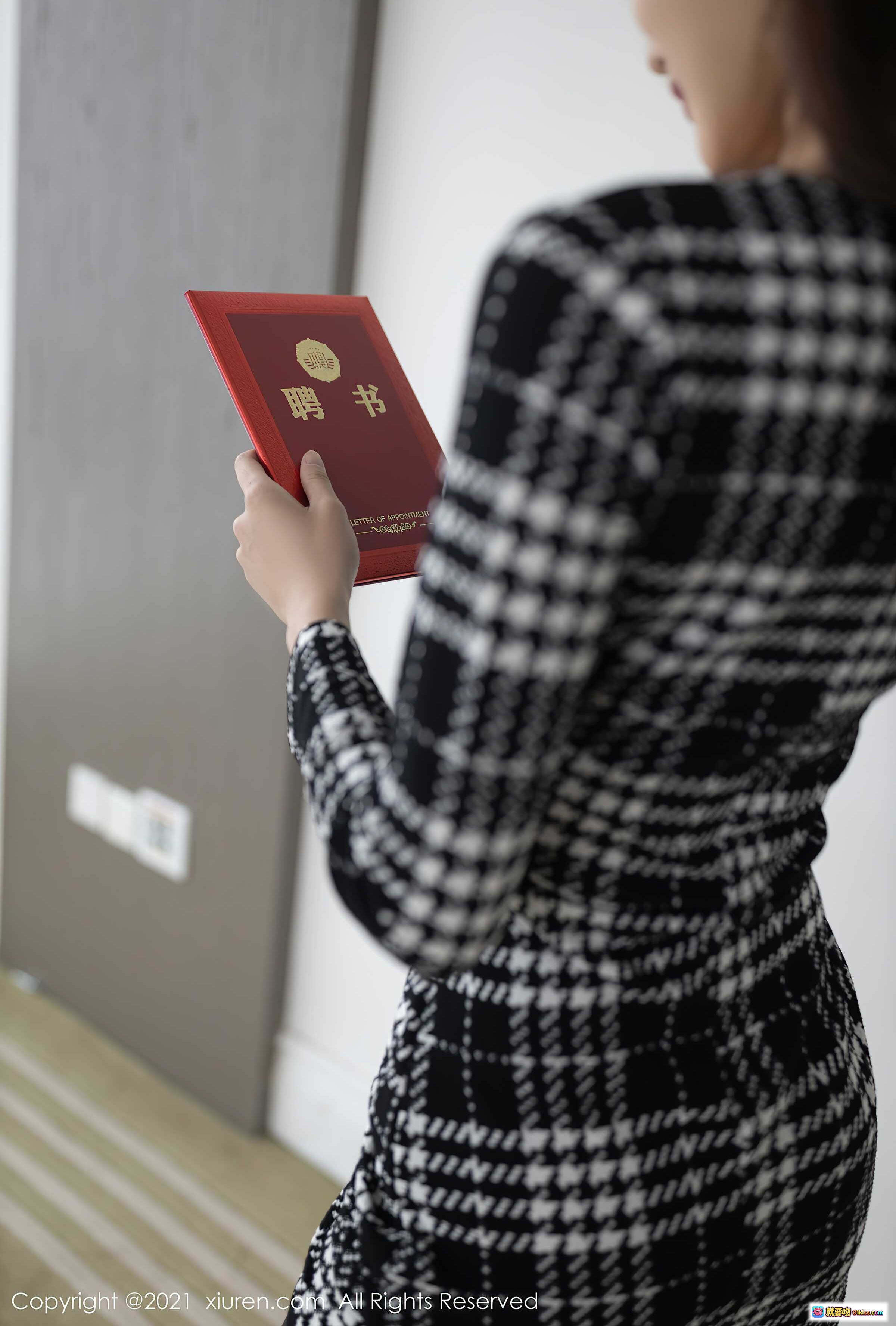 图片[4] - 陆萱萱黑丝御姐写真 | XiuRen秀人网2021.12.02 NO.4292 | 格纹连衣裙+红色手包+高跟鞋优雅造型 - 就要吻
