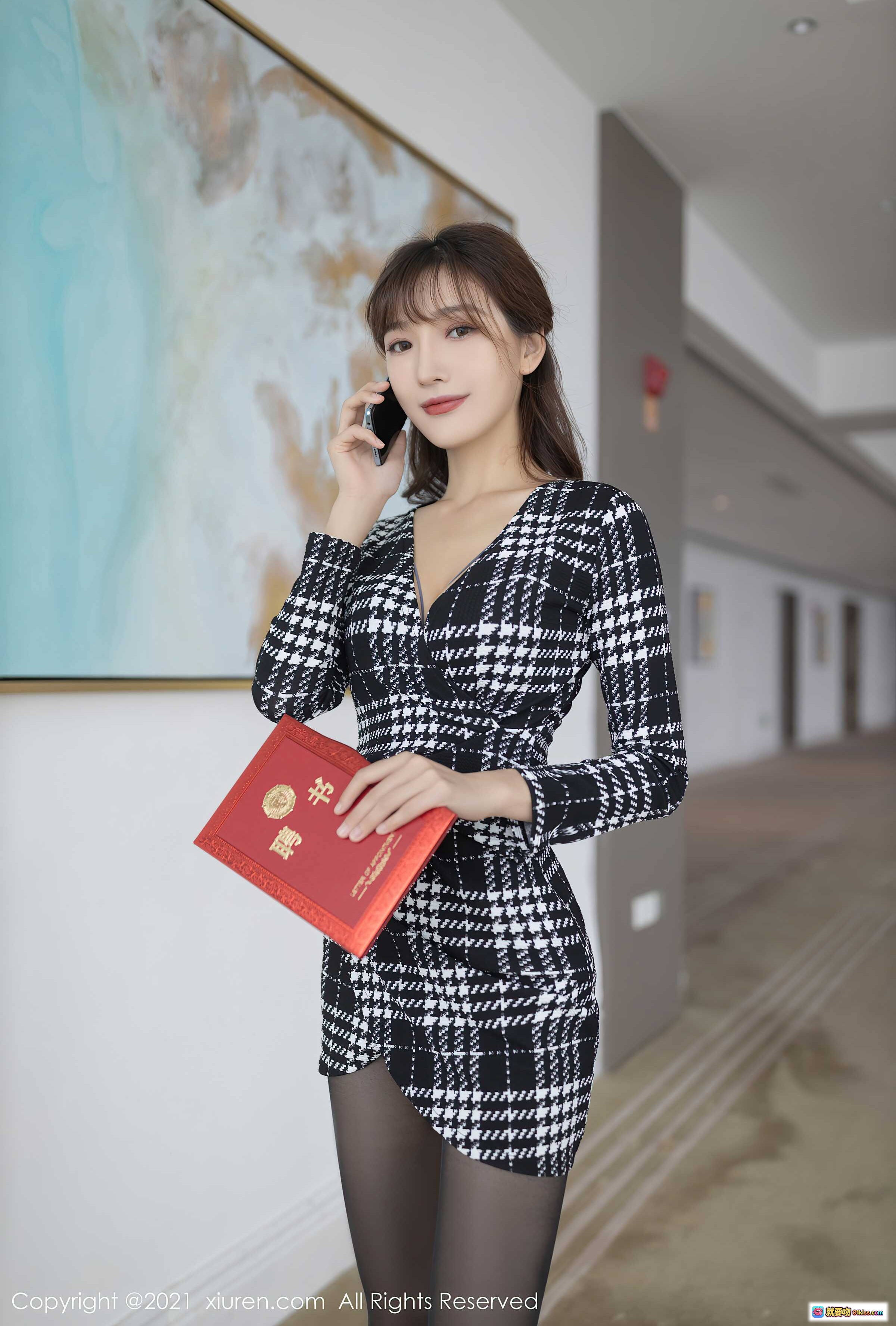 图片[5] - 陆萱萱黑丝御姐写真 | XiuRen秀人网2021.12.02 NO.4292 | 格纹连衣裙+红色手包+高跟鞋优雅造型 - 就要吻
