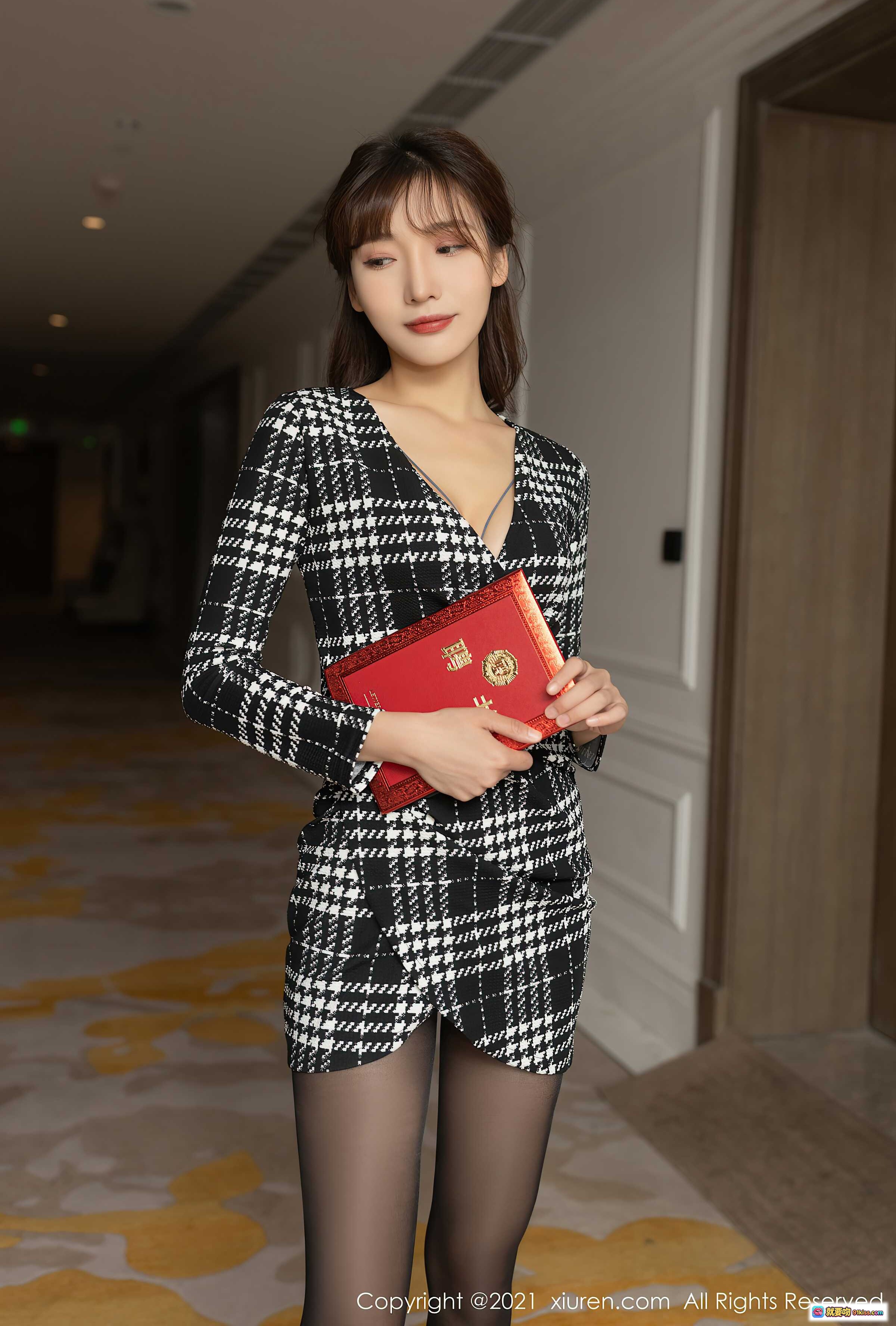 图片[2] - 陆萱萱黑丝御姐写真 | XiuRen秀人网2021.12.02 NO.4292 | 格纹连衣裙+红色手包+高跟鞋优雅造型 - 就要吻