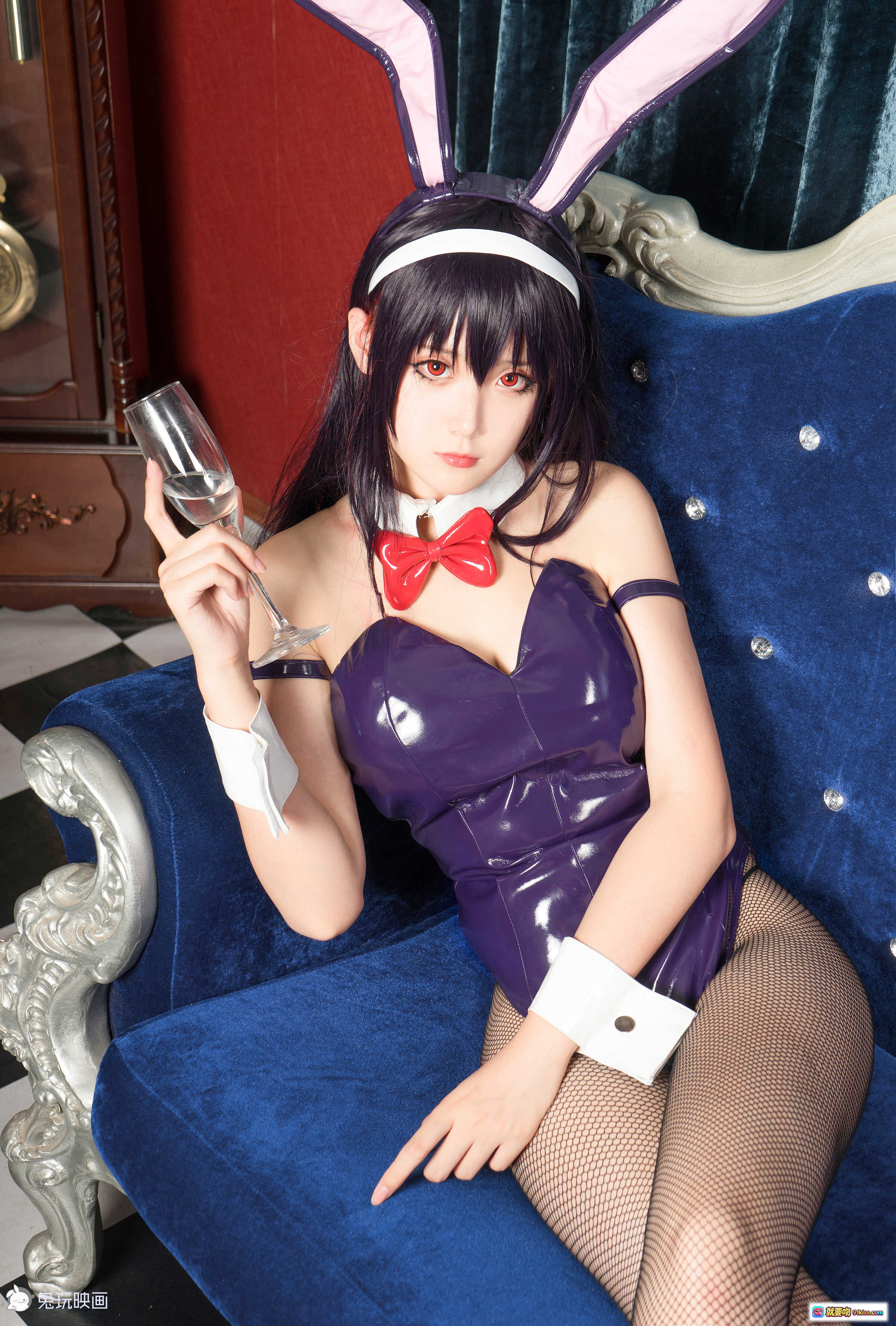 图片[2] - 秋楚楚NO.027兔女郎写真：紫色亮面短裙+黑色渔网袜+高跟鞋+蓝绒沙发+棋盘格地板性感美腿特写 - 就要吻