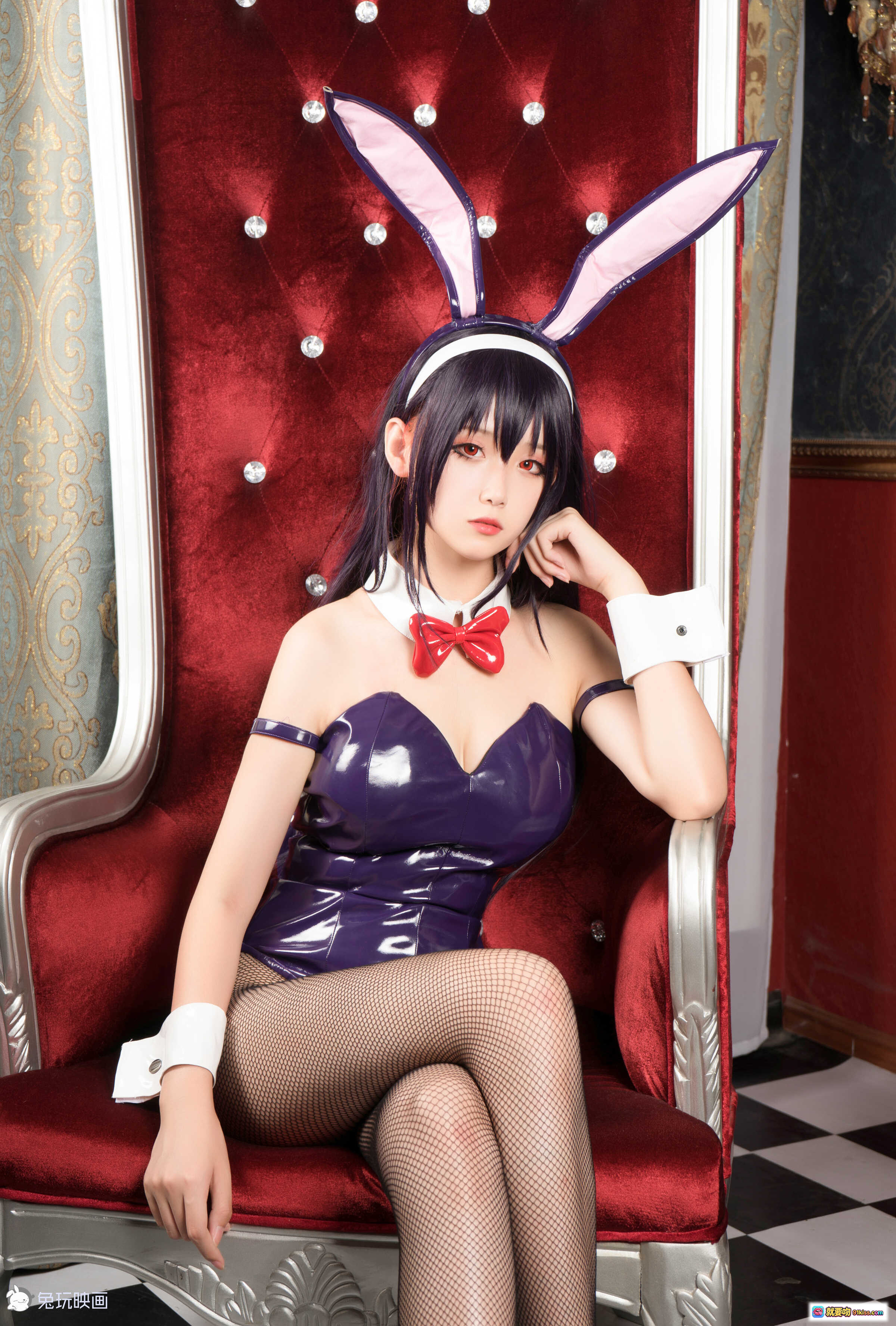 图片[7] - 秋楚楚NO.027兔女郎写真：紫色亮面短裙+黑色渔网袜+高跟鞋+蓝绒沙发+棋盘格地板性感美腿特写 - 就要吻