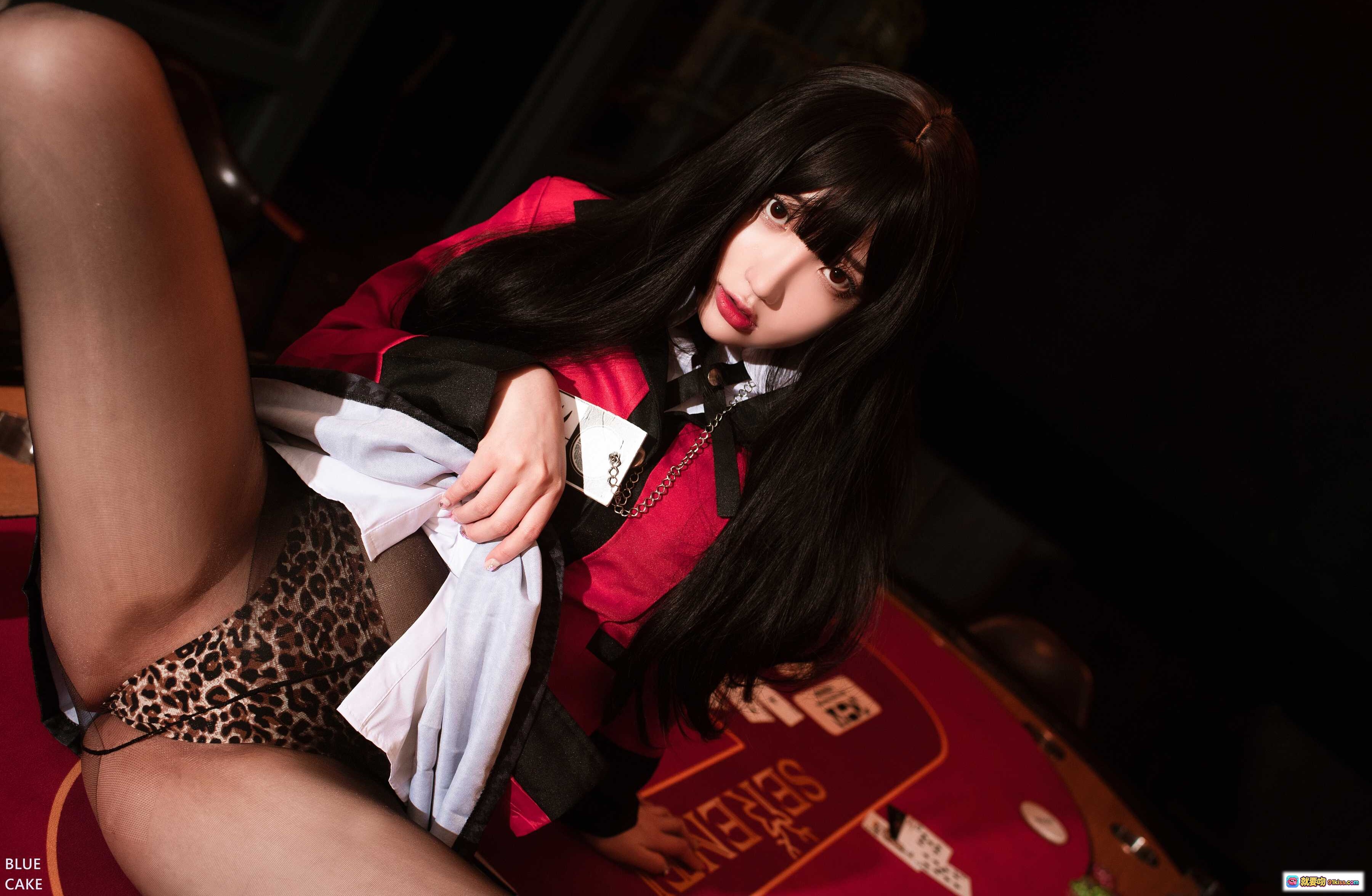 图片[9] - 孫樂樂 NO.037 BLUECAKE 硬核賭博寫真｜紅色撲克桌 黑絲美腿 撲克牌籌碼 低角度攝影 氛圍感拍攝 - 就要吻