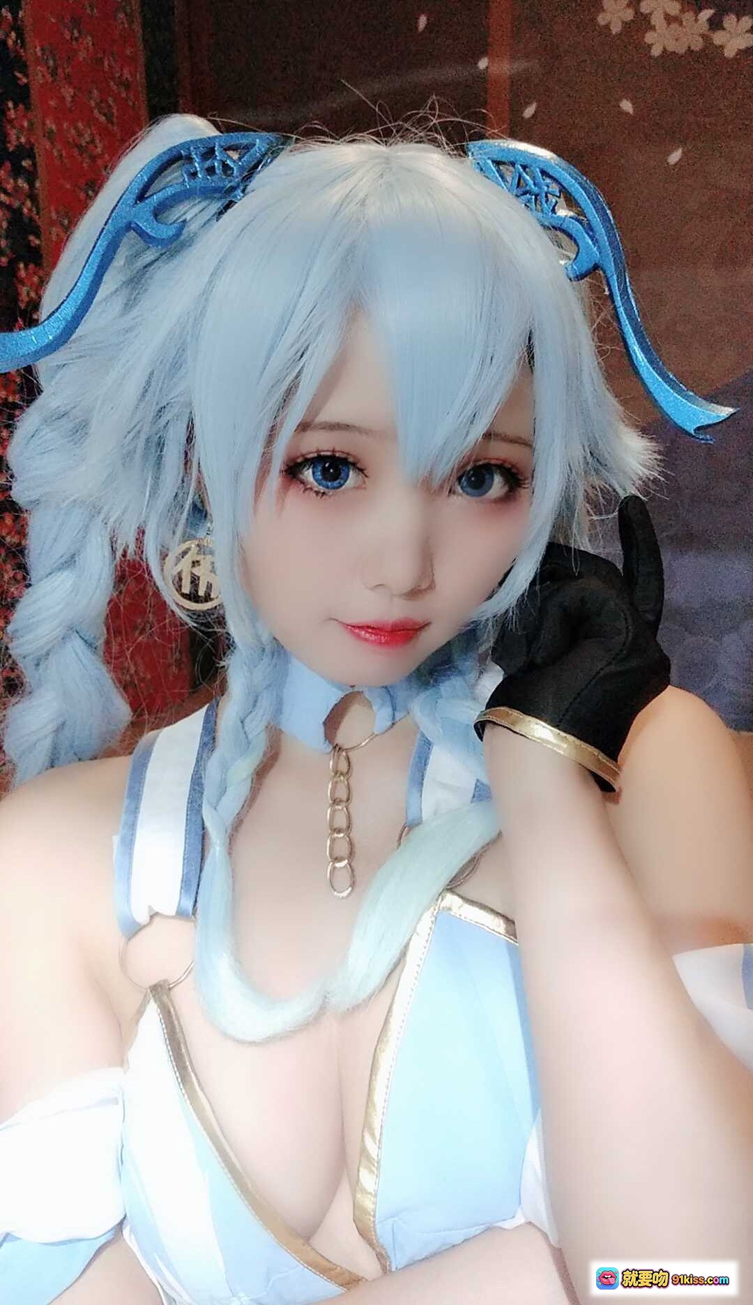 图片[1] - 墨玉M NO.002 Cosplay写真｜浅蓝双马尾+精致发饰+黑手套+金链装饰+甜美性感造型 - 就要吻