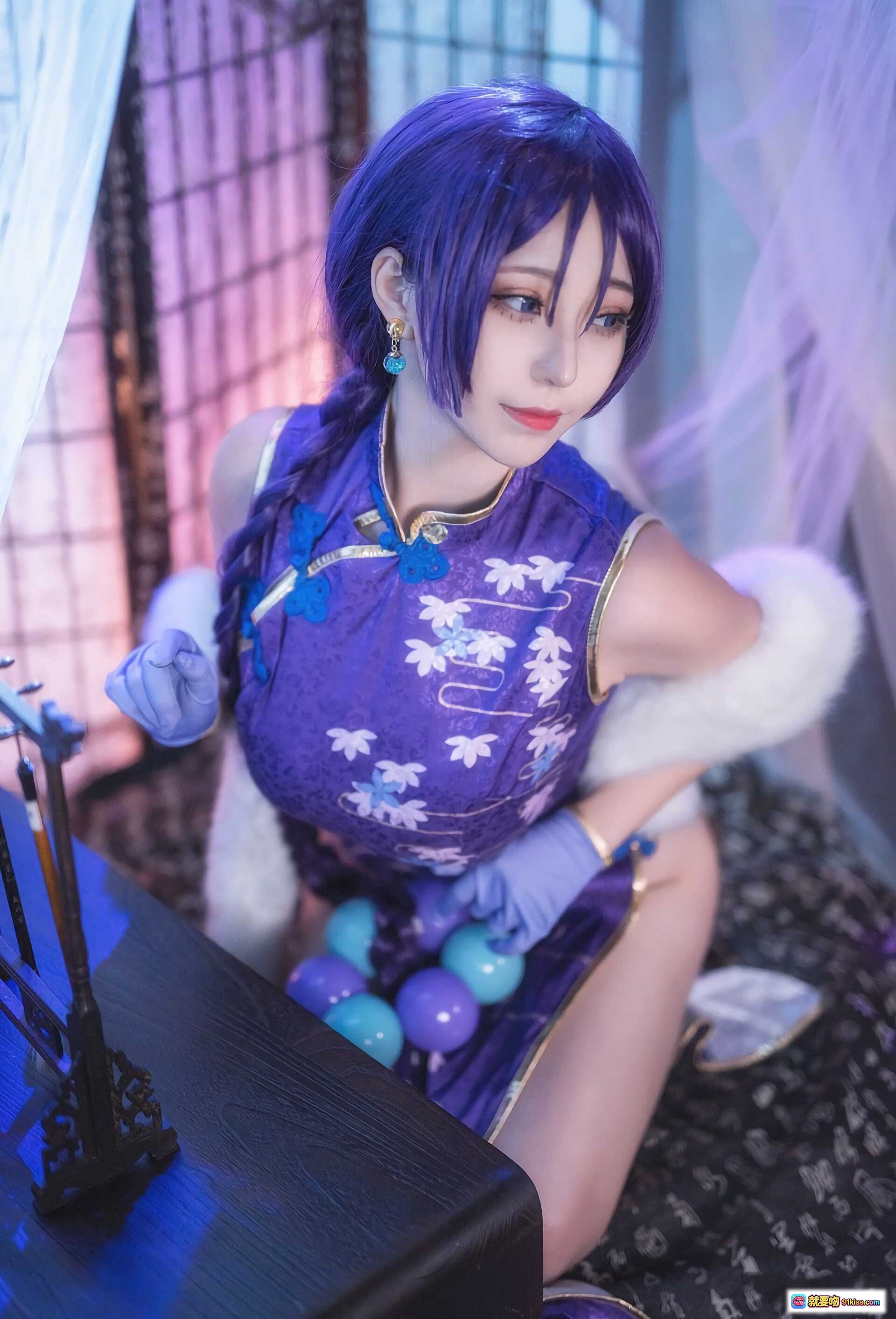 图片[4] - 菌烨tako NO.012 源赖光旗袍Cosplay 紫色和风刺绣旗袍 白毛绒装饰 蓝紫配色手套 优雅坐姿 19P高清写真 - 就要吻