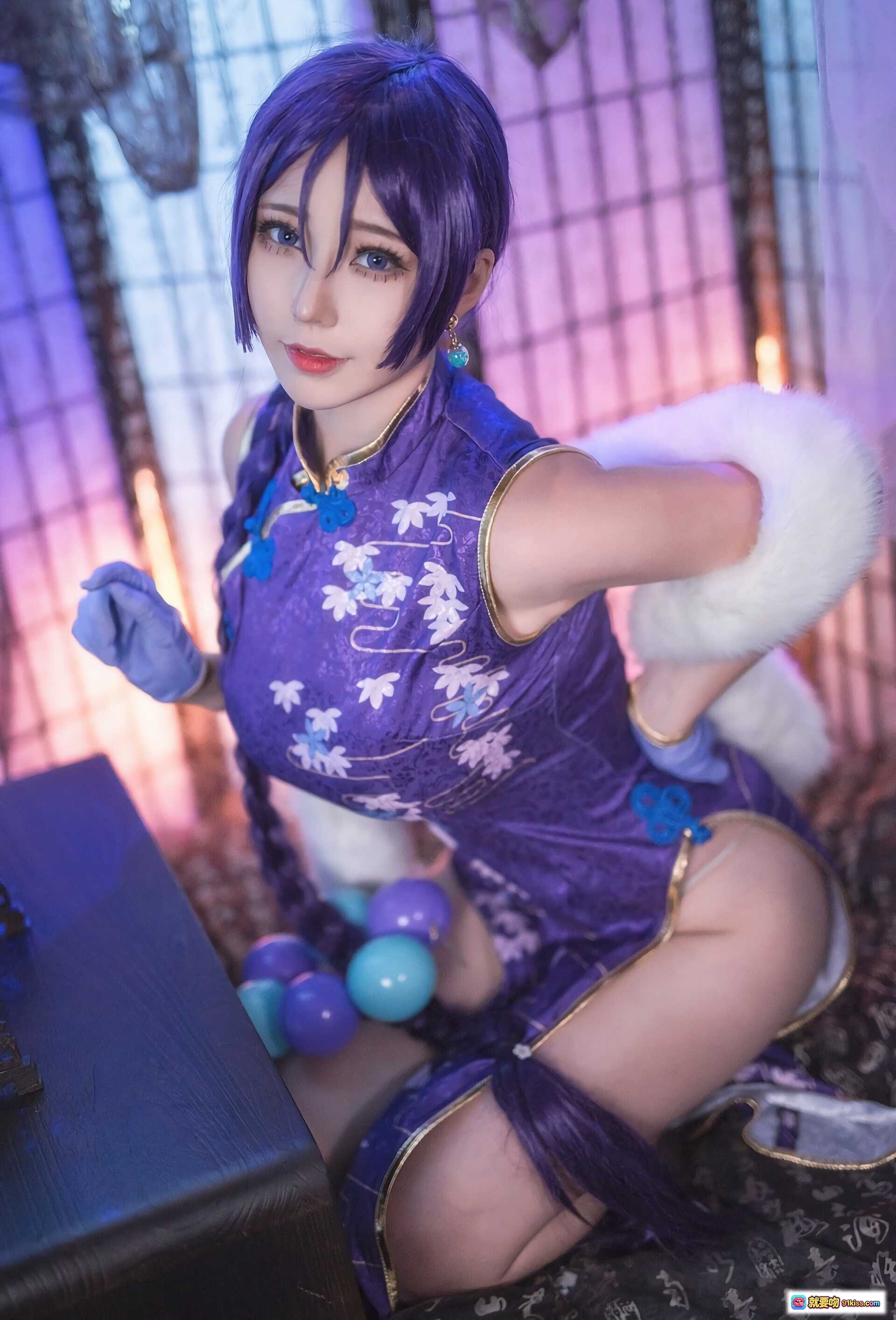 图片[8] - 菌烨tako NO.012 源赖光旗袍Cosplay 紫色和风刺绣旗袍 白毛绒装饰 蓝紫配色手套 优雅坐姿 19P高清写真 - 就要吻