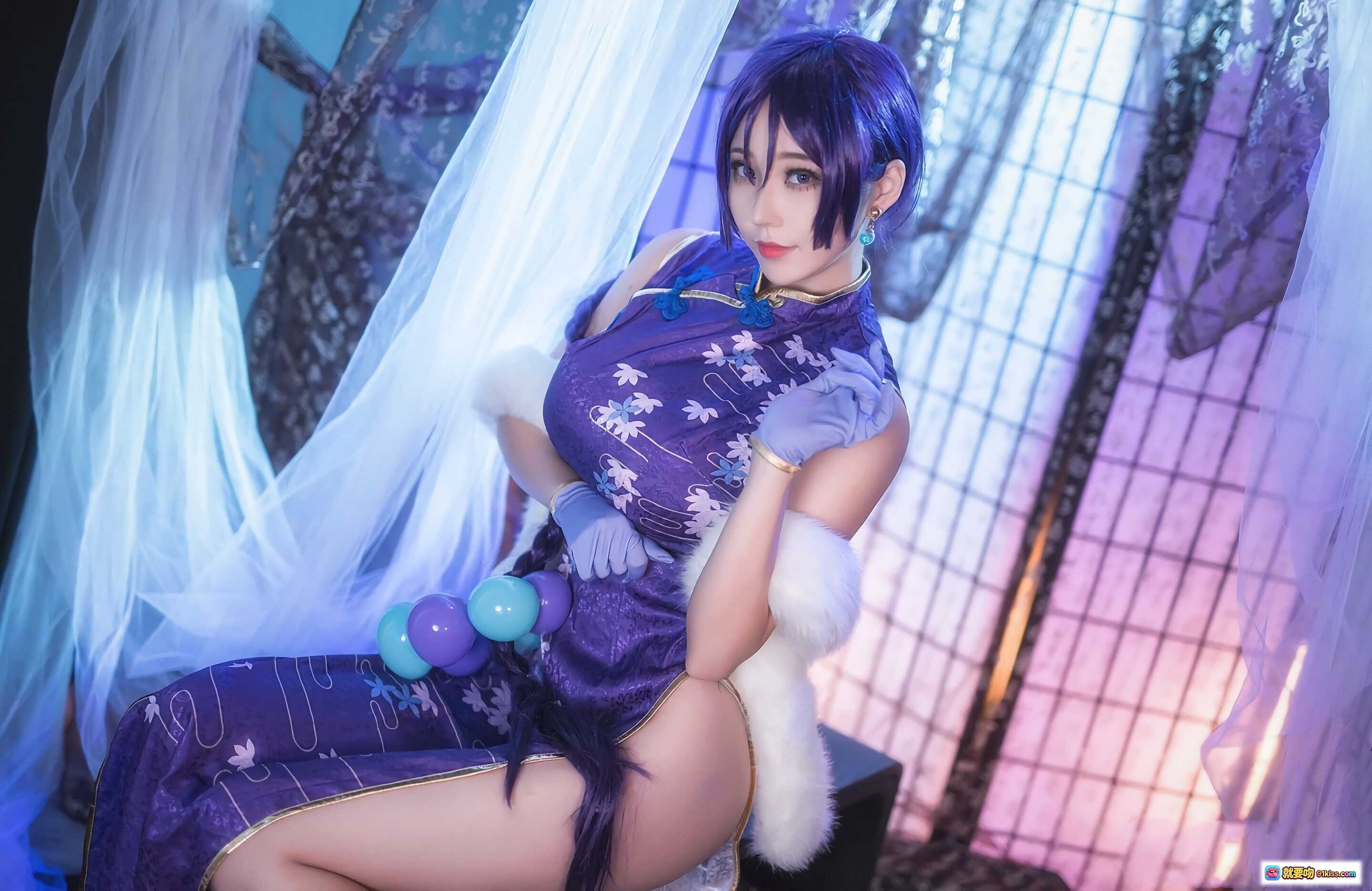 图片[9] - 菌烨tako NO.012 源赖光旗袍Cosplay 紫色和风刺绣旗袍 白毛绒装饰 蓝紫配色手套 优雅坐姿 19P高清写真 - 就要吻