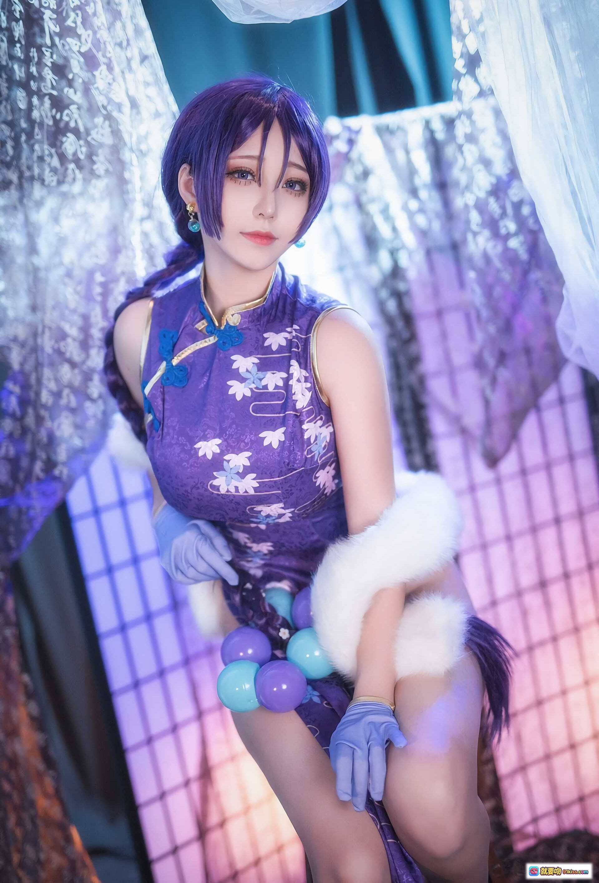 菌烨tako NO.012 源赖光旗袍Cosplay 紫色和风刺绣旗袍 白毛绒装饰 蓝紫配色手套 优雅坐姿 19P高清写真 - 就要吻