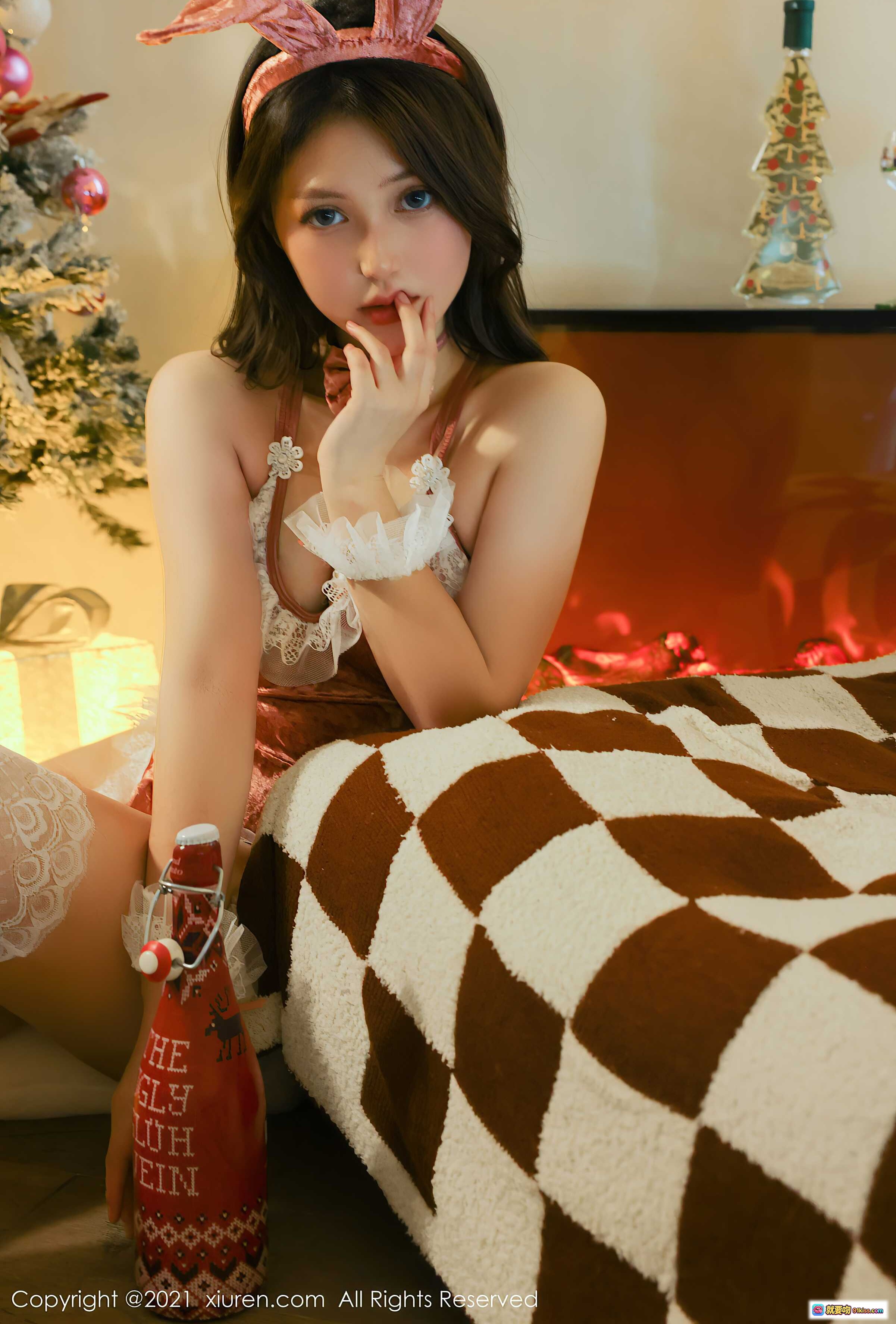 图片[8] - 兔妹妹圣诞写真｜粉色兔耳泳衣+蕾丝边饰+圣诞树背景+手持红酒瓶｜XiuRen秀人网2021.12.15 NO.4340 - 就要吻