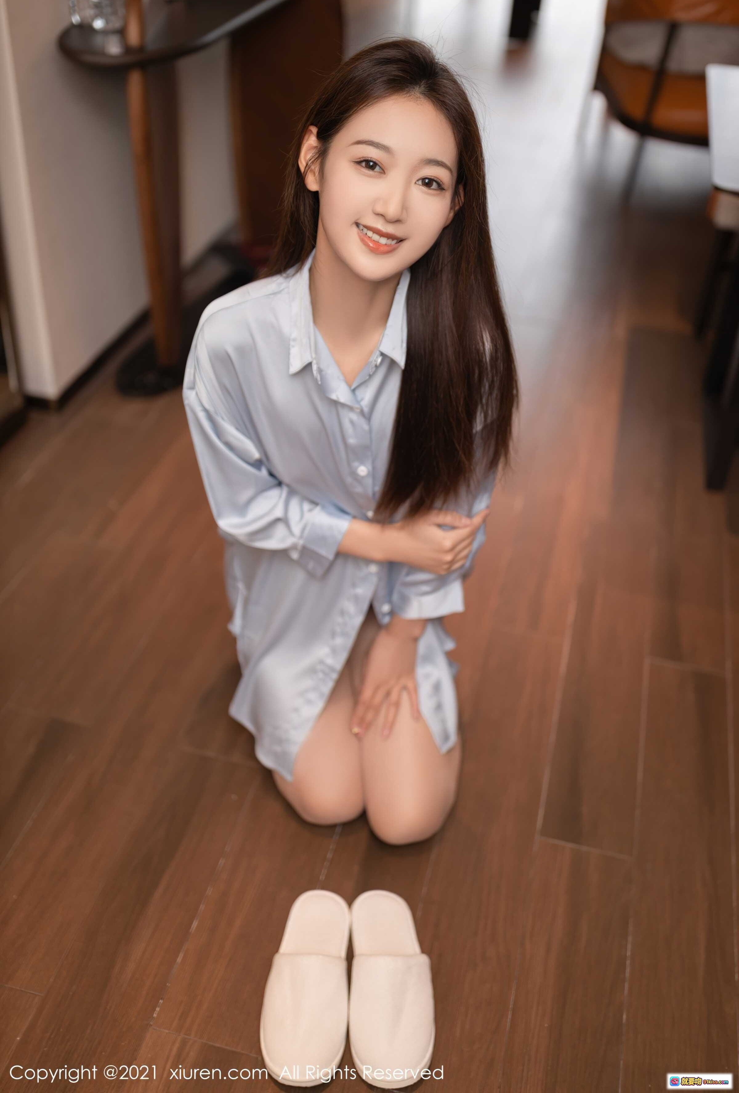 图片[6] - 唐安琪身穿浅蓝衬衫搭配肉色丝袜高跟鞋，优雅挥手展现修长美腿，室内温馨场景尽显迷人气质 - 就要吻