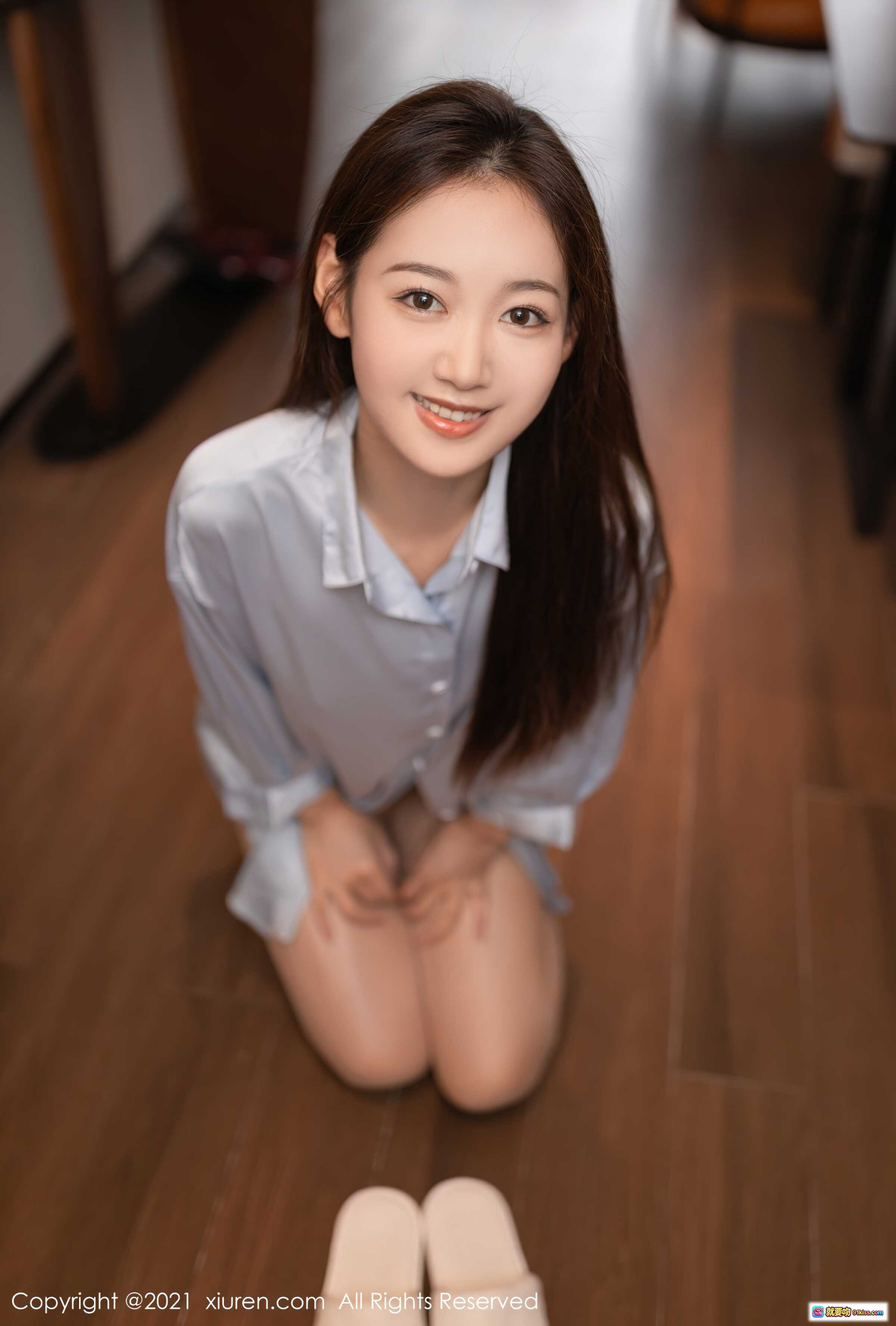 图片[5] - 唐安琪身穿浅蓝衬衫搭配肉色丝袜高跟鞋，优雅挥手展现修长美腿，室内温馨场景尽显迷人气质 - 就要吻