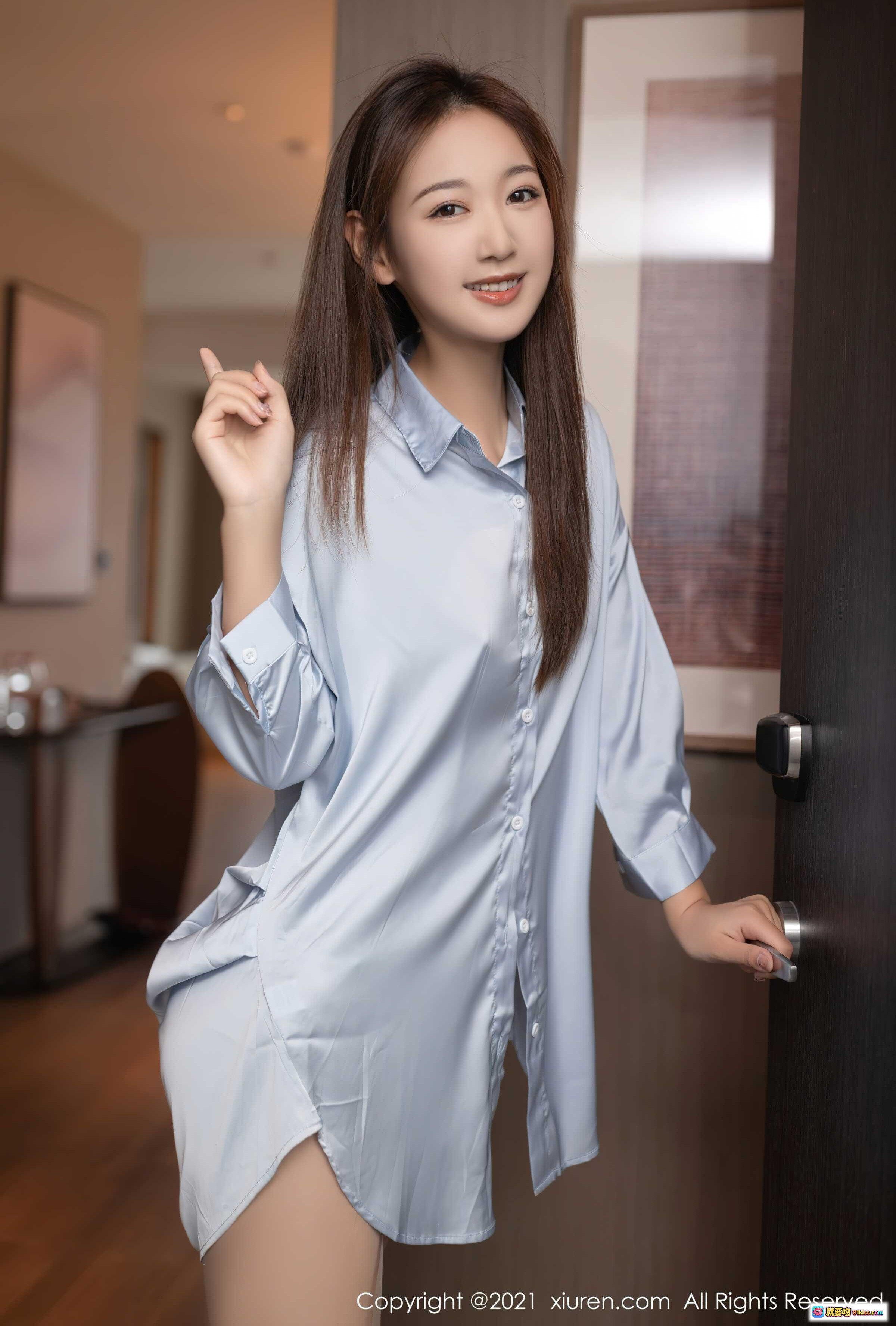 图片[3] - 唐安琪身穿浅蓝衬衫搭配肉色丝袜高跟鞋，优雅挥手展现修长美腿，室内温馨场景尽显迷人气质 - 就要吻