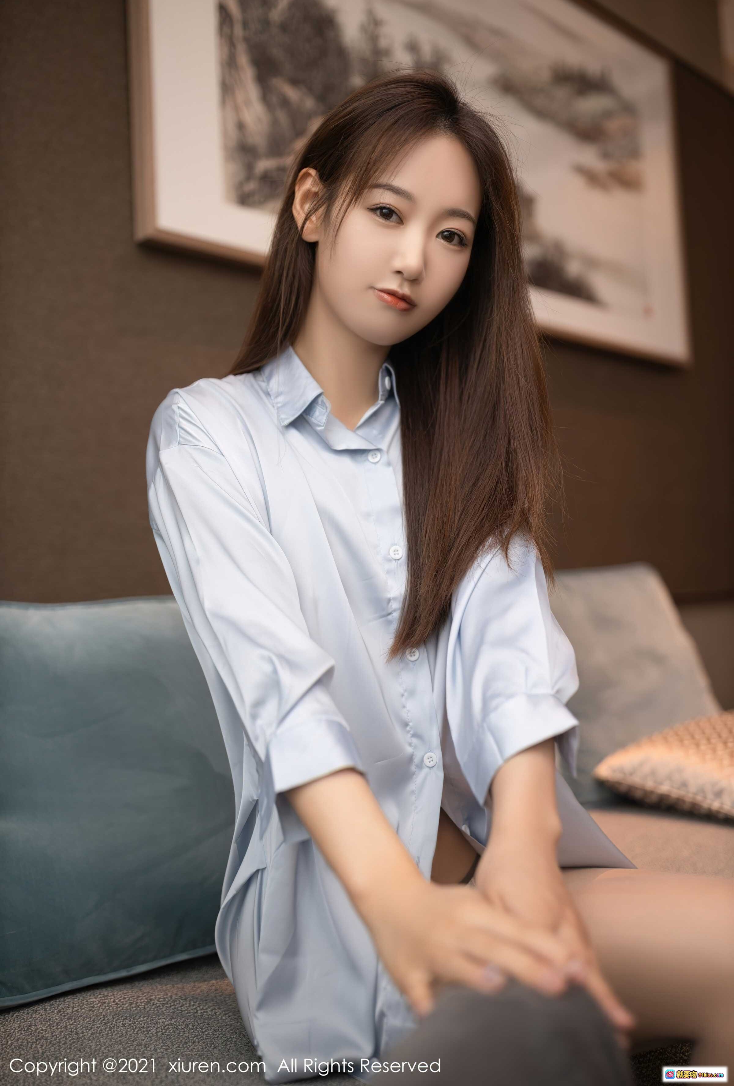 图片[7] - 唐安琪身穿浅蓝衬衫搭配肉色丝袜高跟鞋，优雅挥手展现修长美腿，室内温馨场景尽显迷人气质 - 就要吻