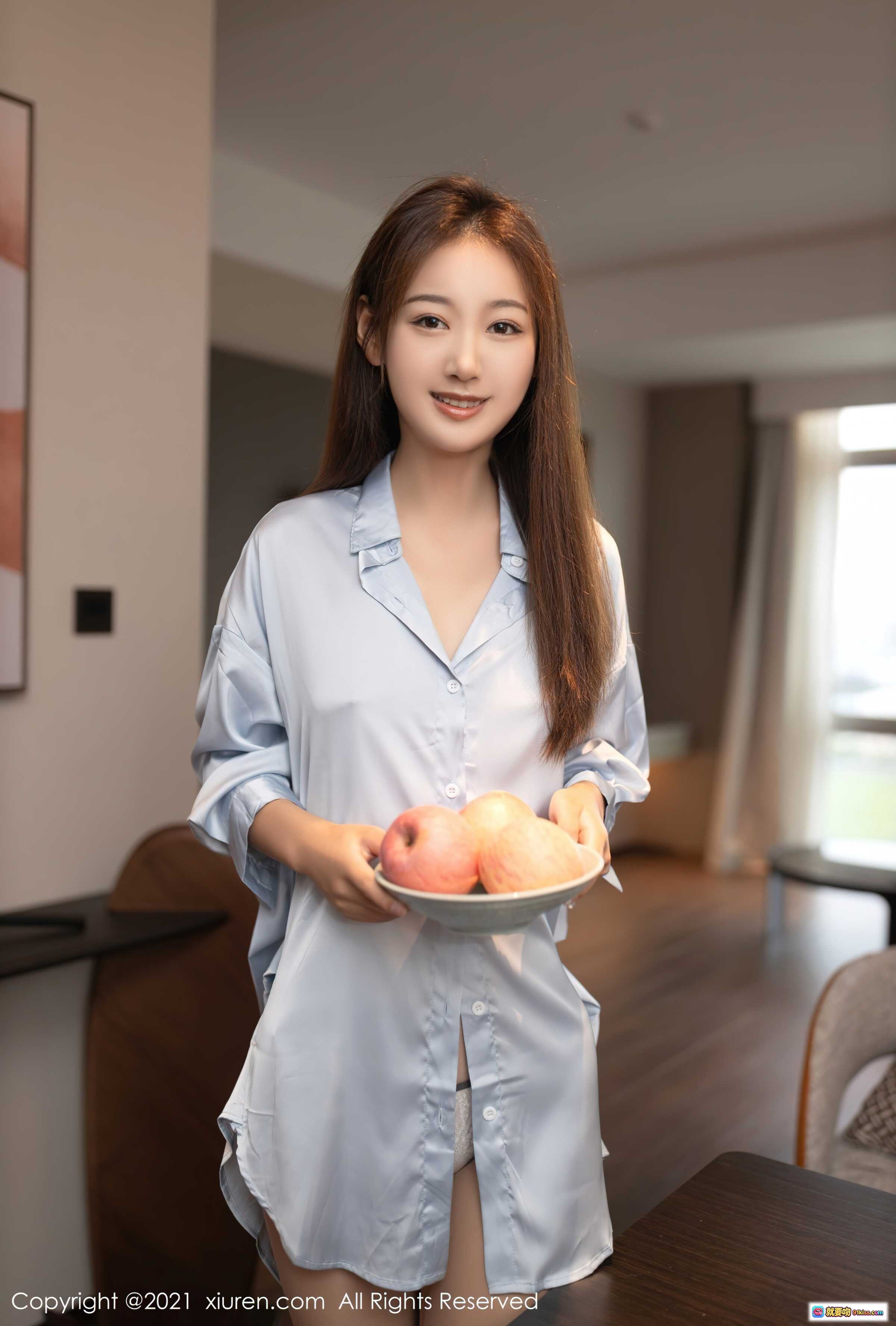 图片[8] - 唐安琪身穿浅蓝衬衫搭配肉色丝袜高跟鞋，优雅挥手展现修长美腿，室内温馨场景尽显迷人气质 - 就要吻